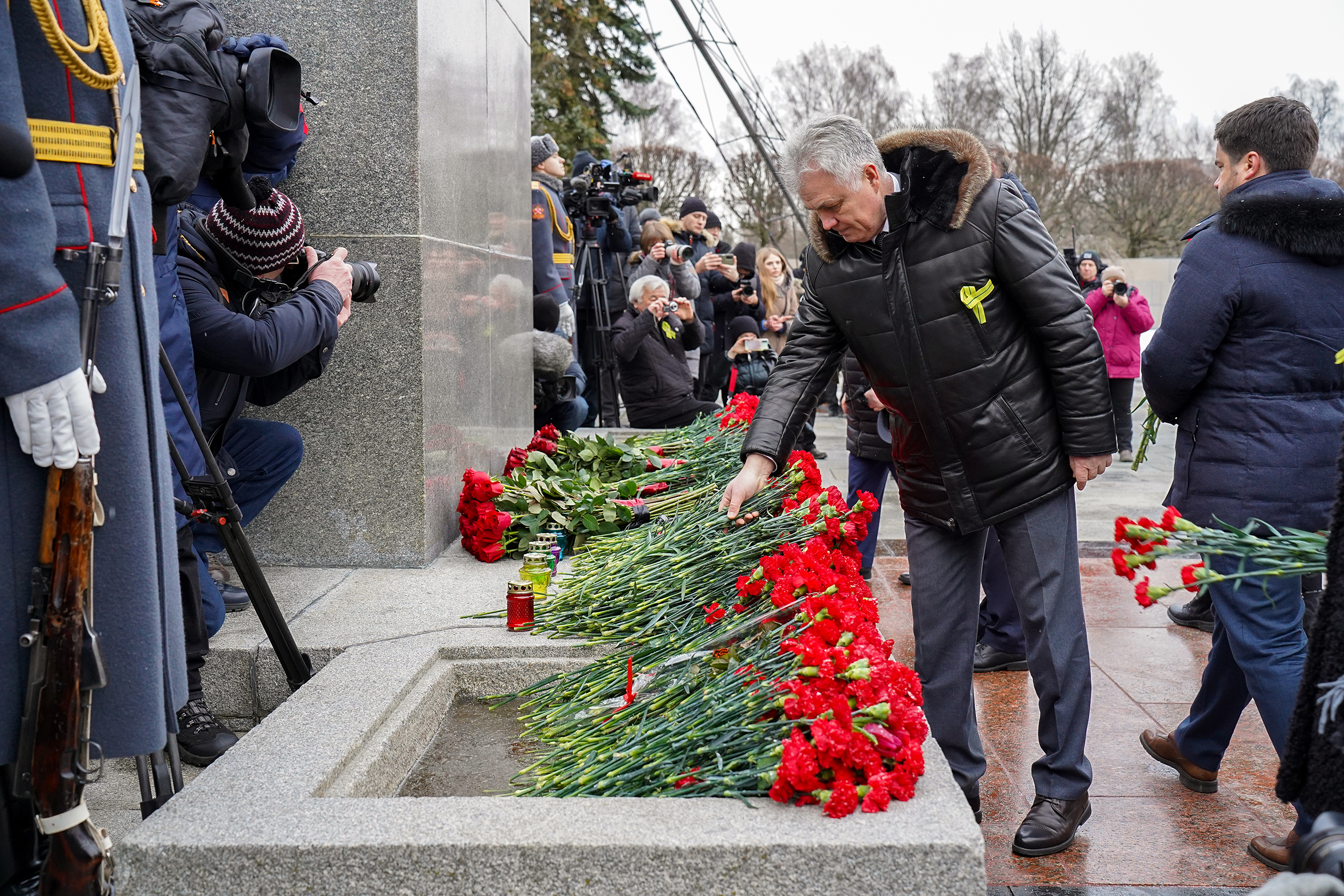 На Пискаревском кладбище возложили цветы в память о защитниках и жителях осажденного Ленинграда