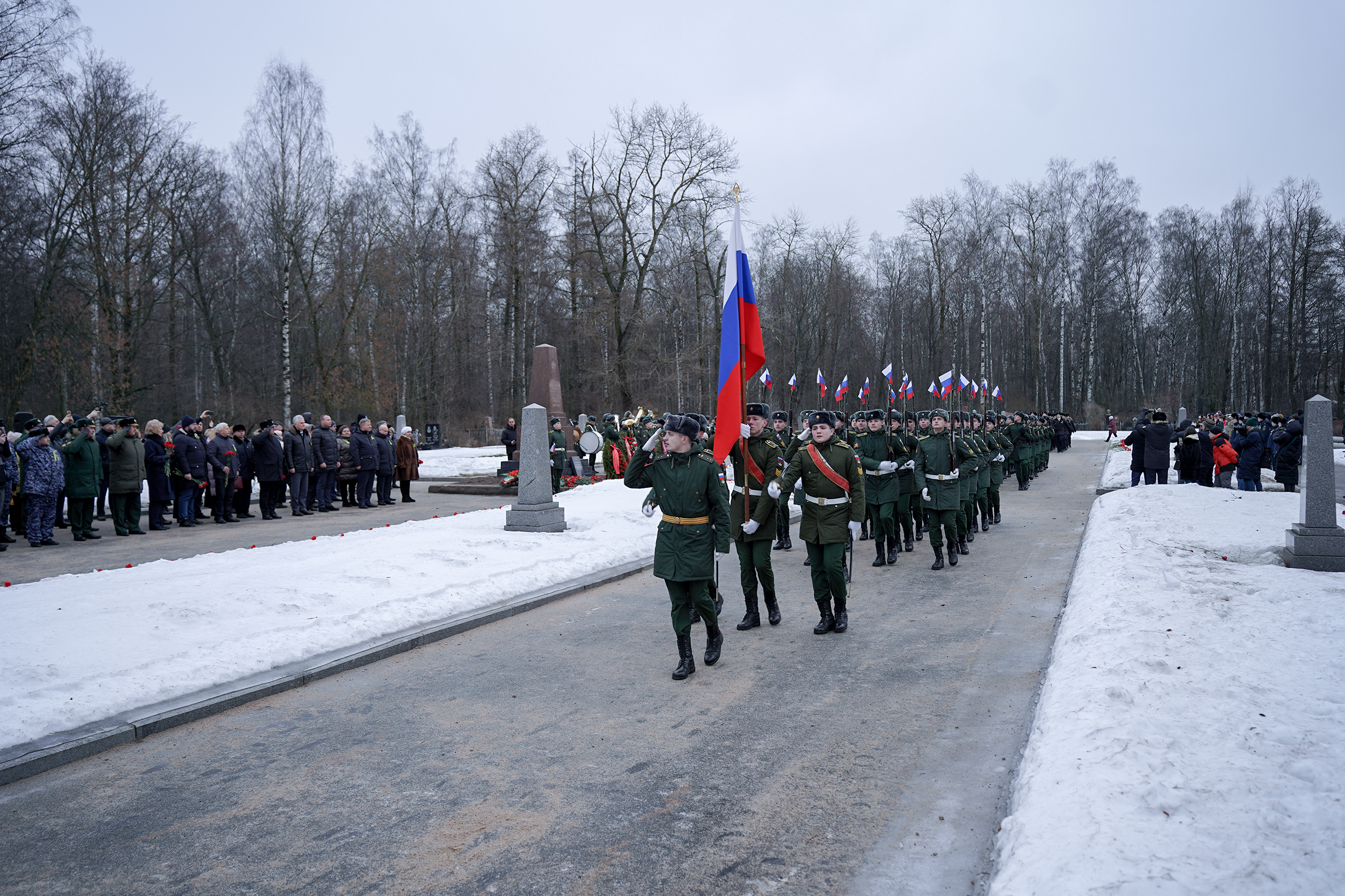 Торжественно-траурная церемония возложения венков и цветов к братским захоронениям на Богословском кладбище