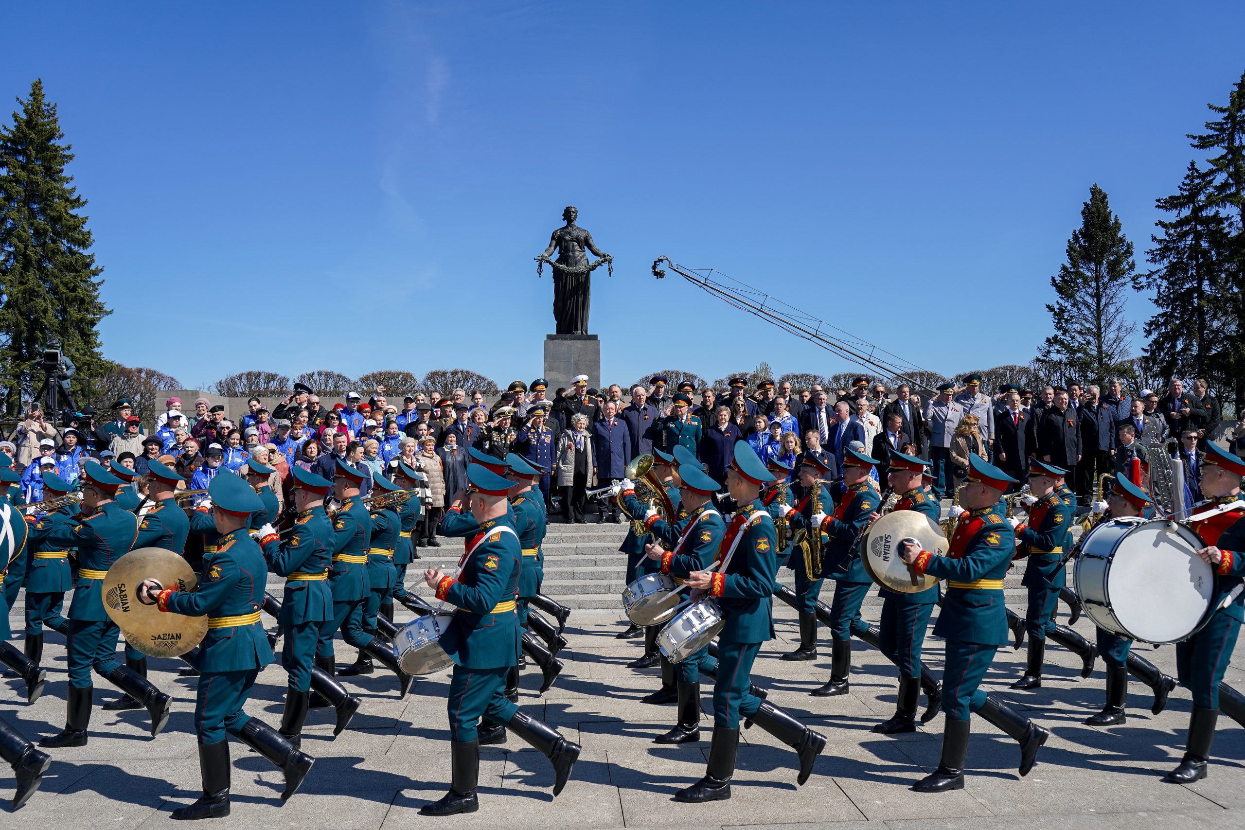 На Пискаревском кладбище прошла торжественно-траурная церемония, посвященная 78-й годовщине Победы