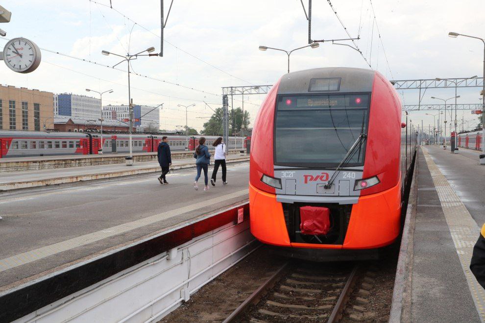 С сегодняшнего дня из Петербурга в Ораниенбаум запущено тактовое движение пригородных поездов