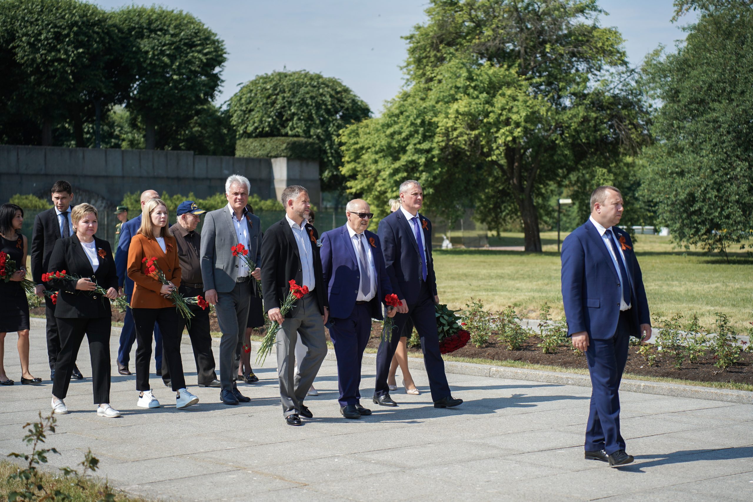 На Пискаревском кладбище прошла торжественно-траурная церемония