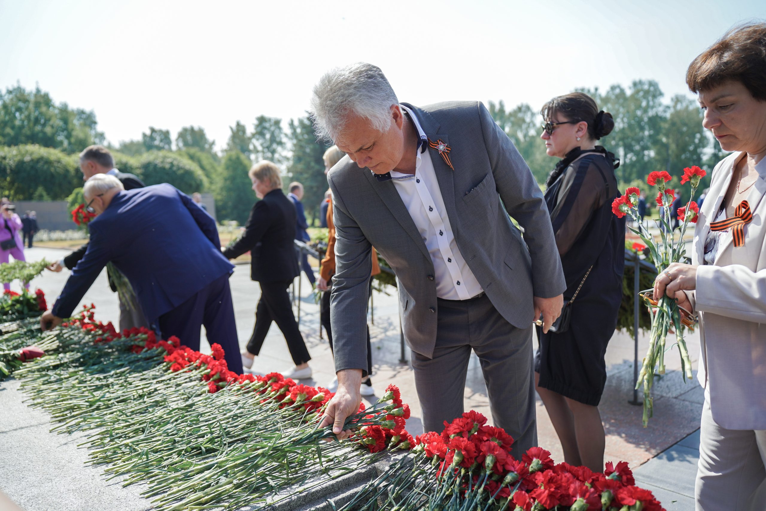 На Пискаревском кладбище прошла торжественно-траурная церемония