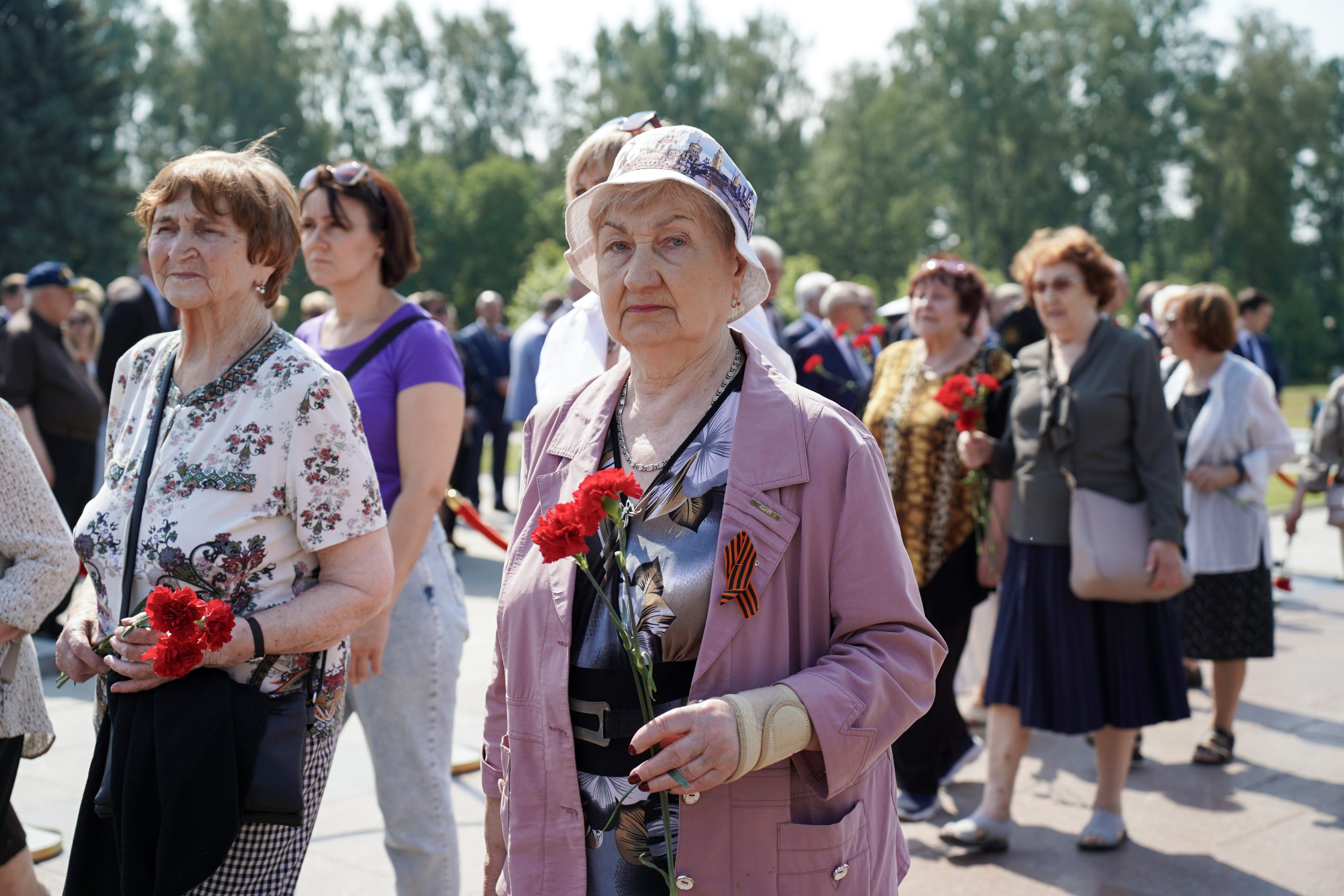 На Пискаревском кладбище прошла торжественно-траурная церемония