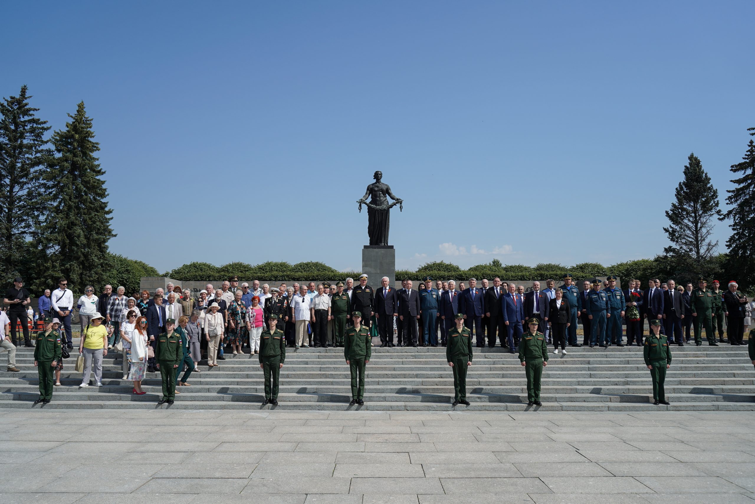 На Пискаревском кладбище прошла торжественно-траурная церемония