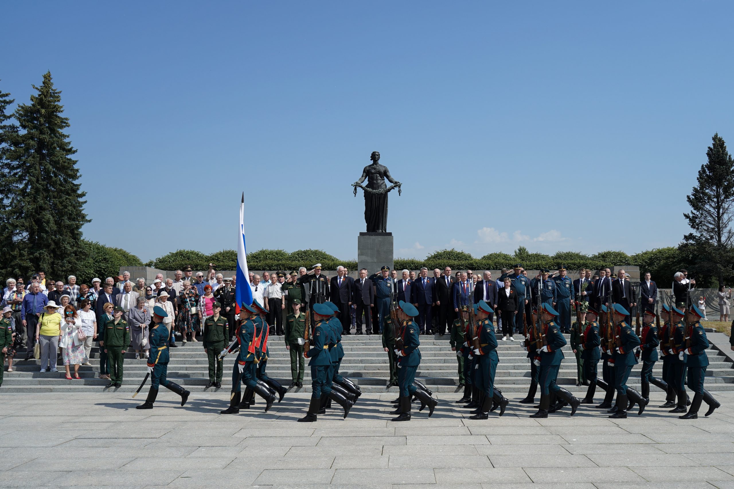 На Пискаревском кладбище прошла торжественно-траурная церемония