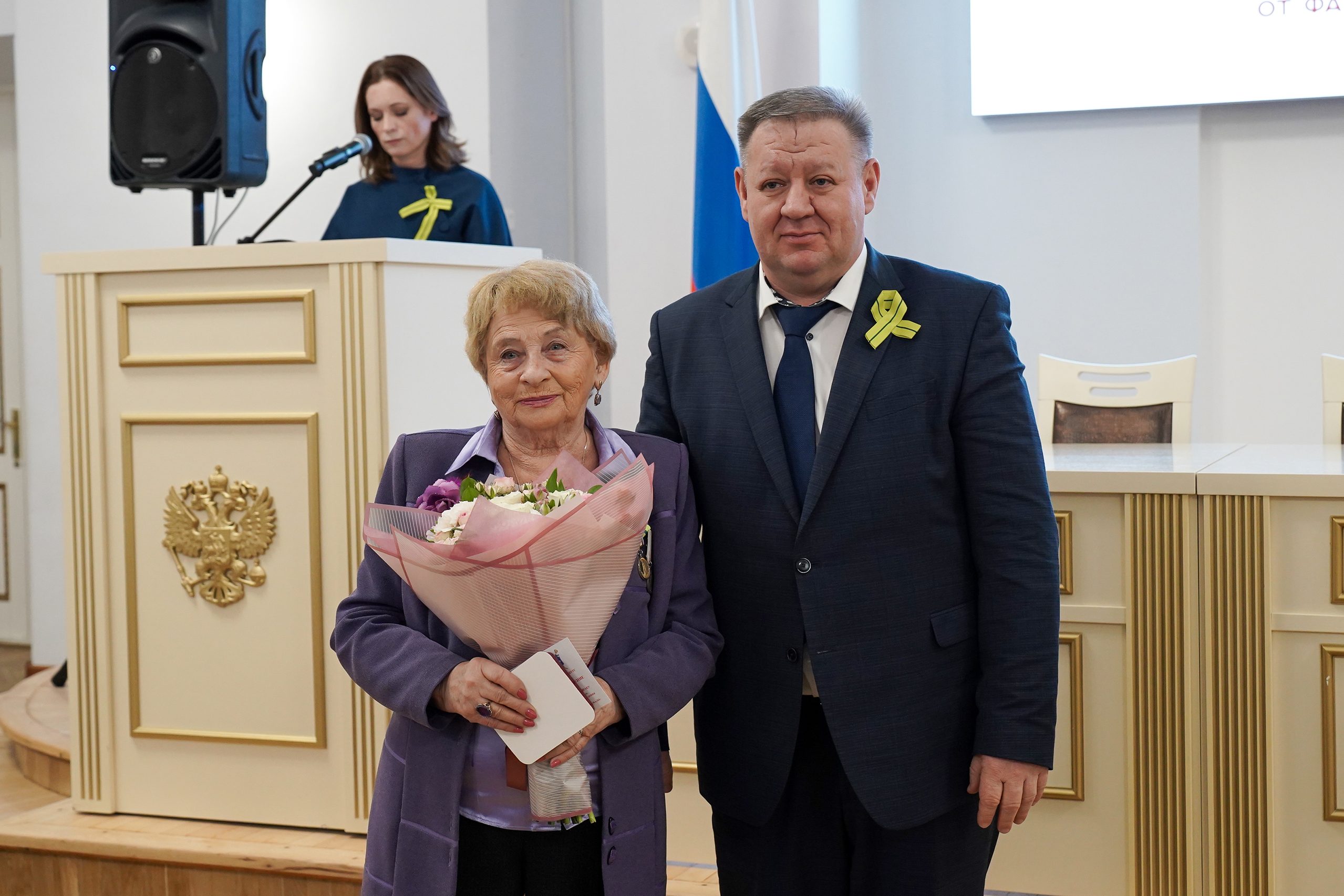 В Калининском районе ветеранам и блокадникам вручили почетный знак «В честь 80-летия полного освобождения Ленинграда от фашистской блокады»