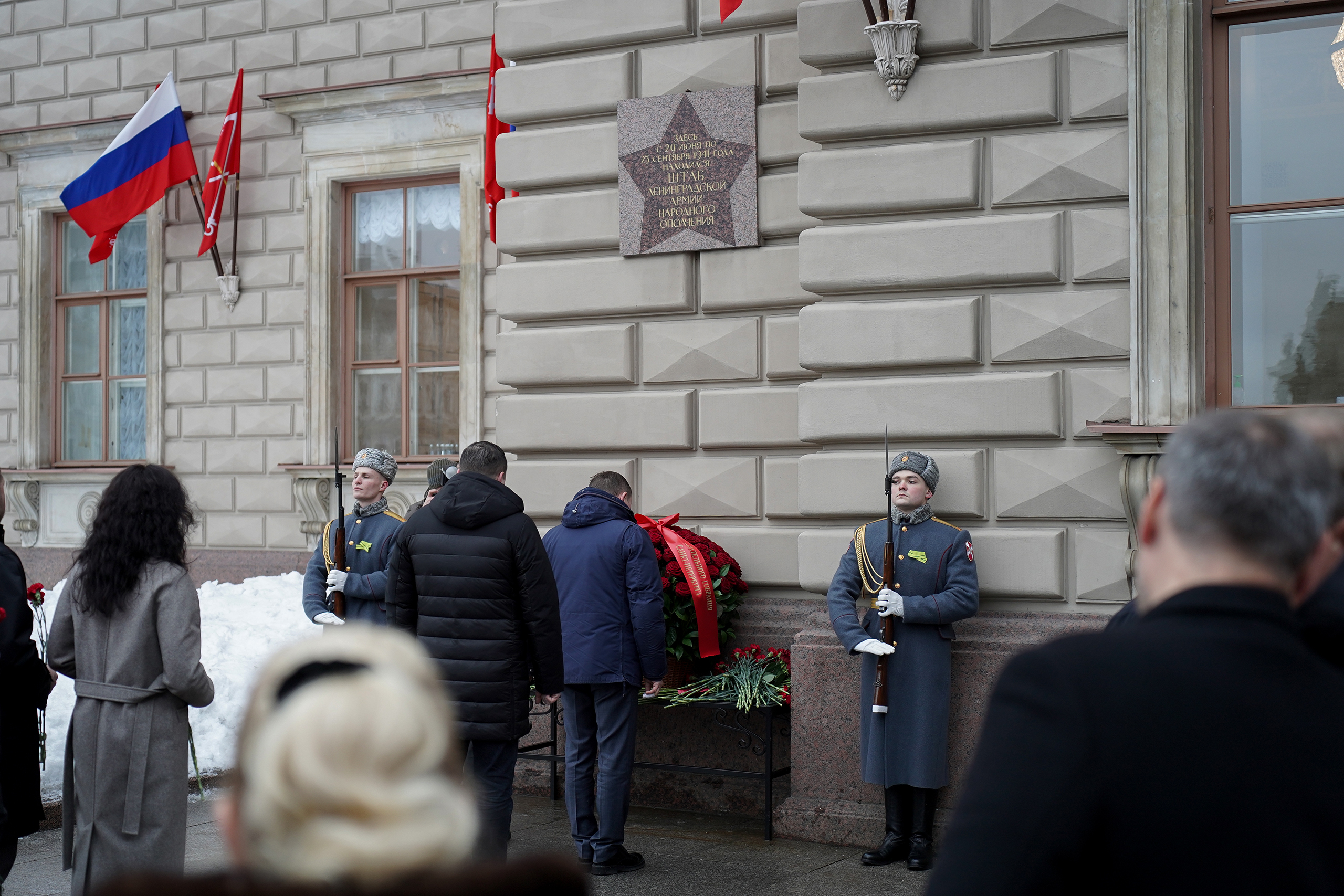 Депутаты возложили цветы к мемориальной доске Ленинградской армии народного ополчения