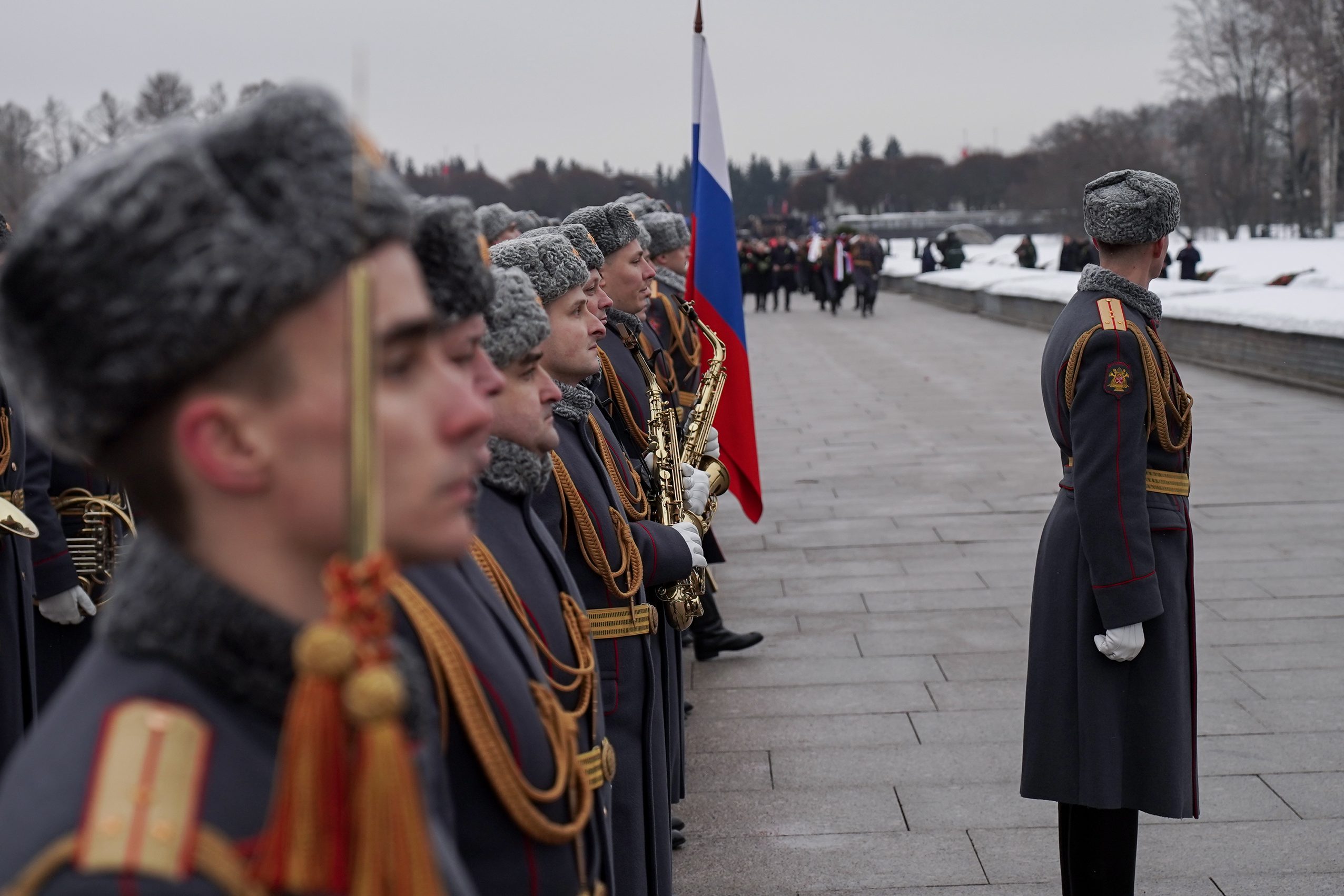 На Пискаревском кладбище возложили цветы в память о защитниках и жителях осажденного Ленинграда