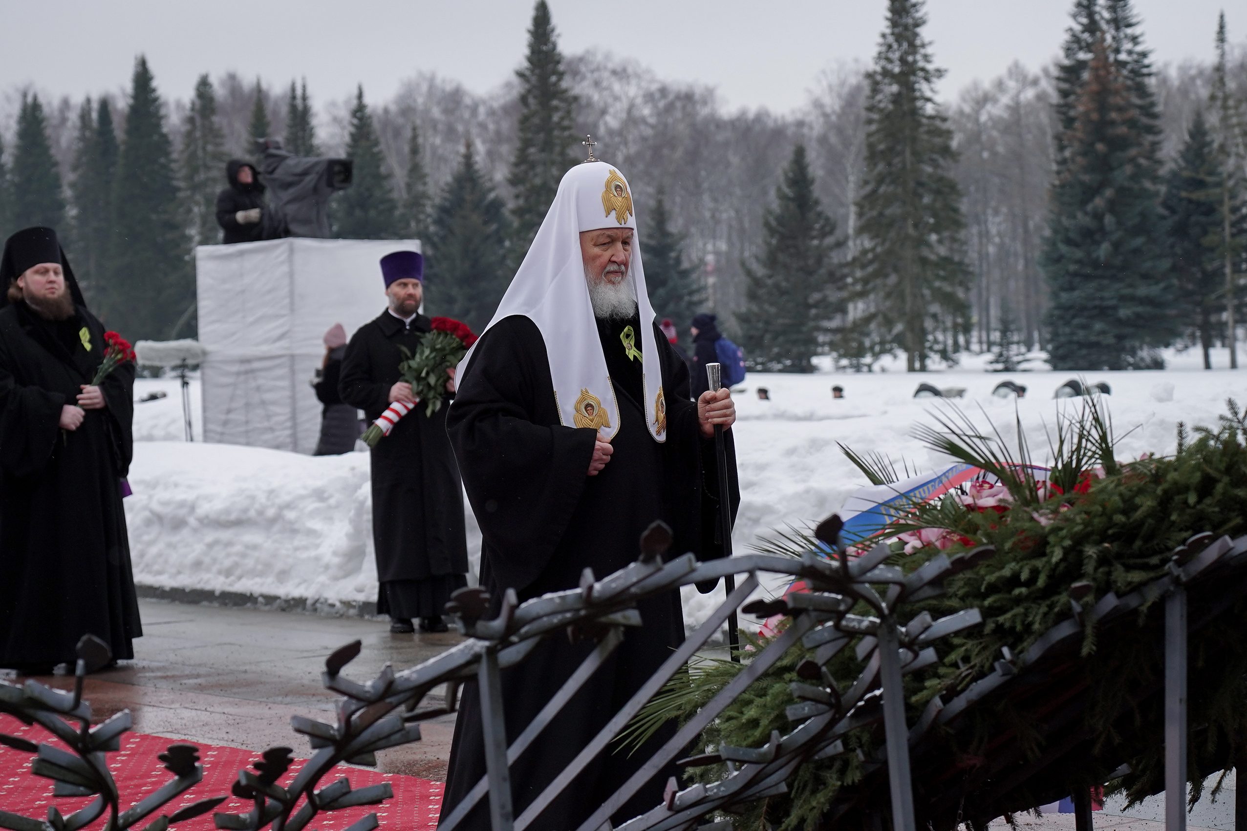 На Пискаревском кладбище возложили цветы в память о защитниках и жителях осажденного Ленинграда