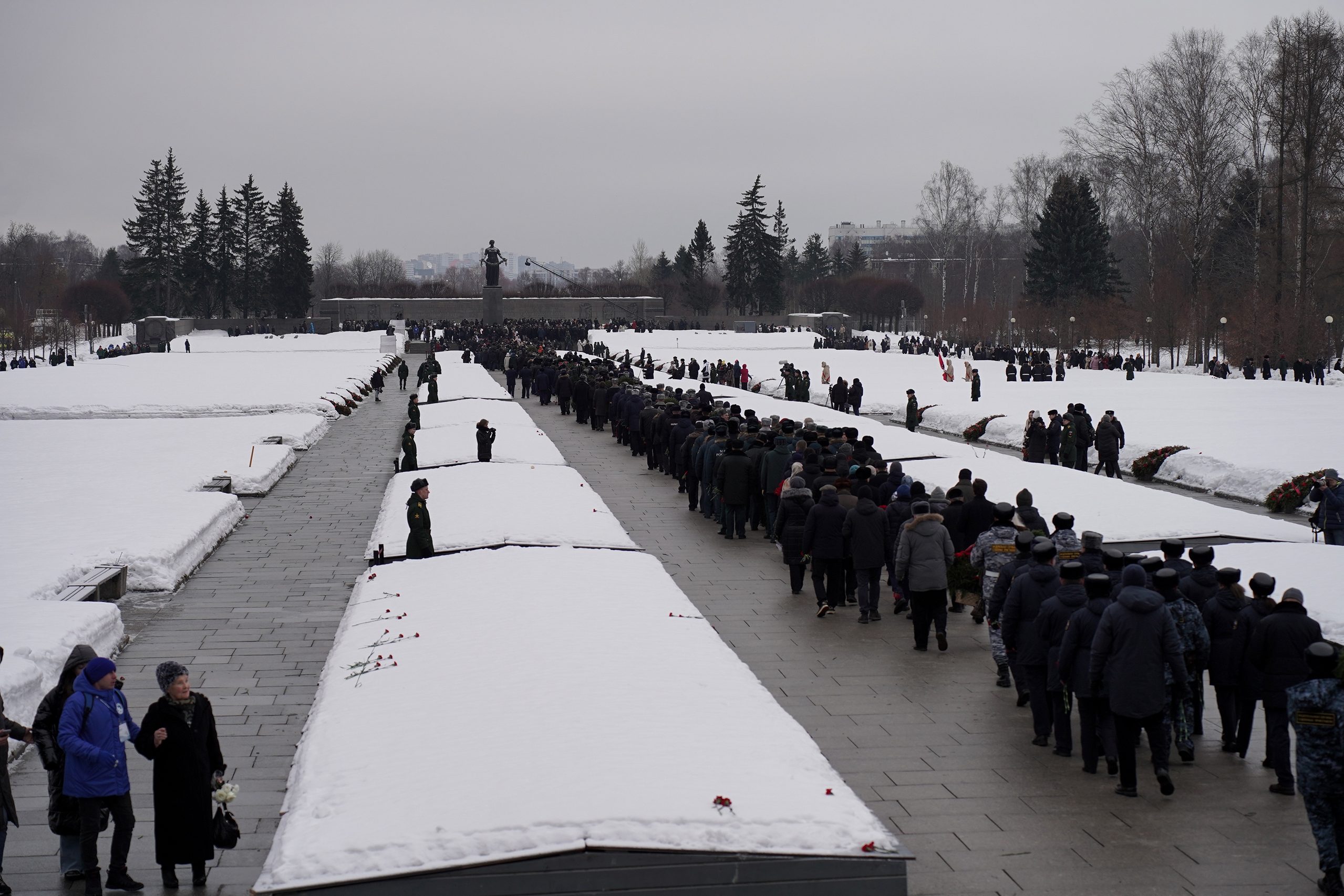 На Пискаревском кладбище возложили цветы в память о защитниках и жителях осажденного Ленинграда