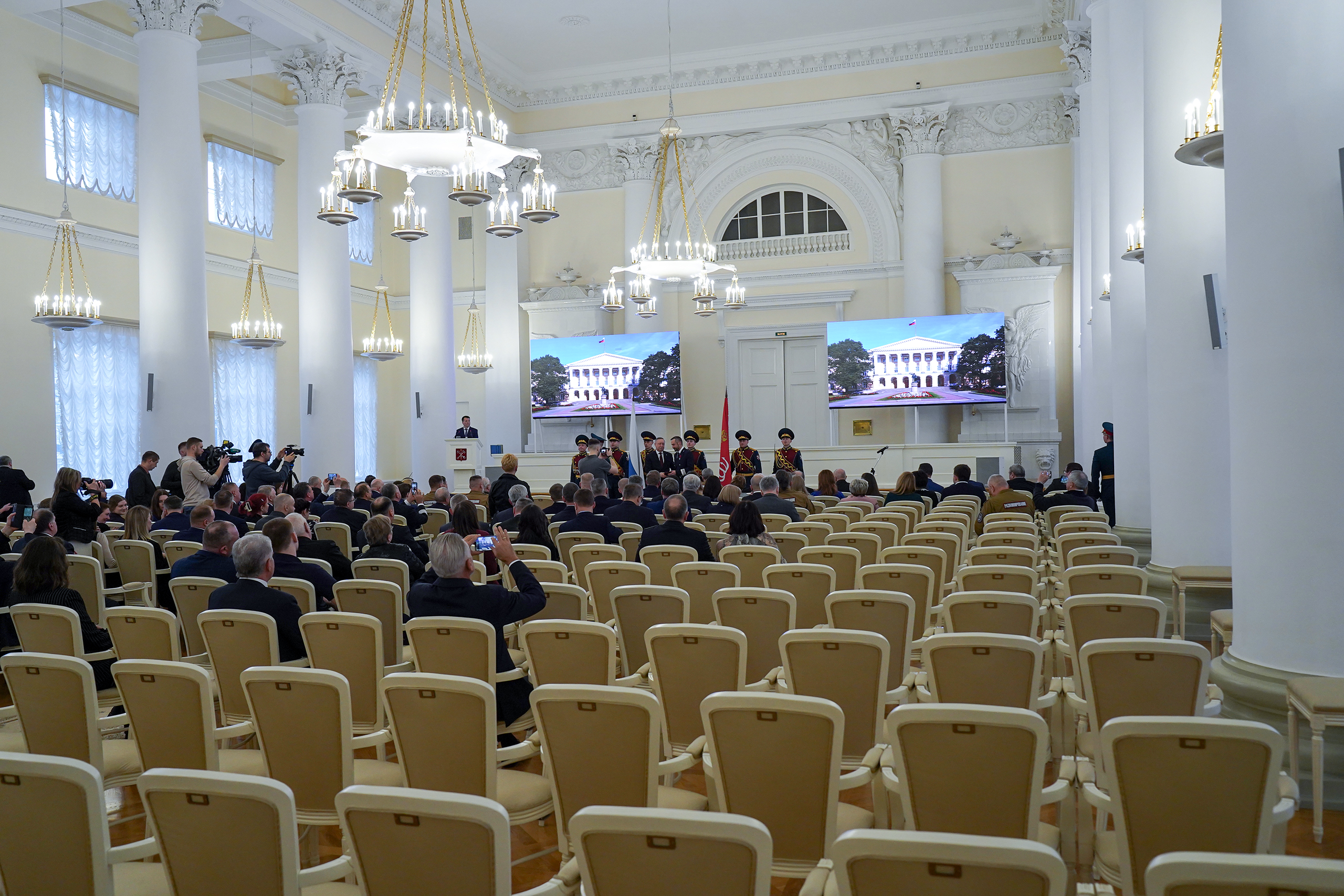 В Смольном петербуржцам вручили государственные награды