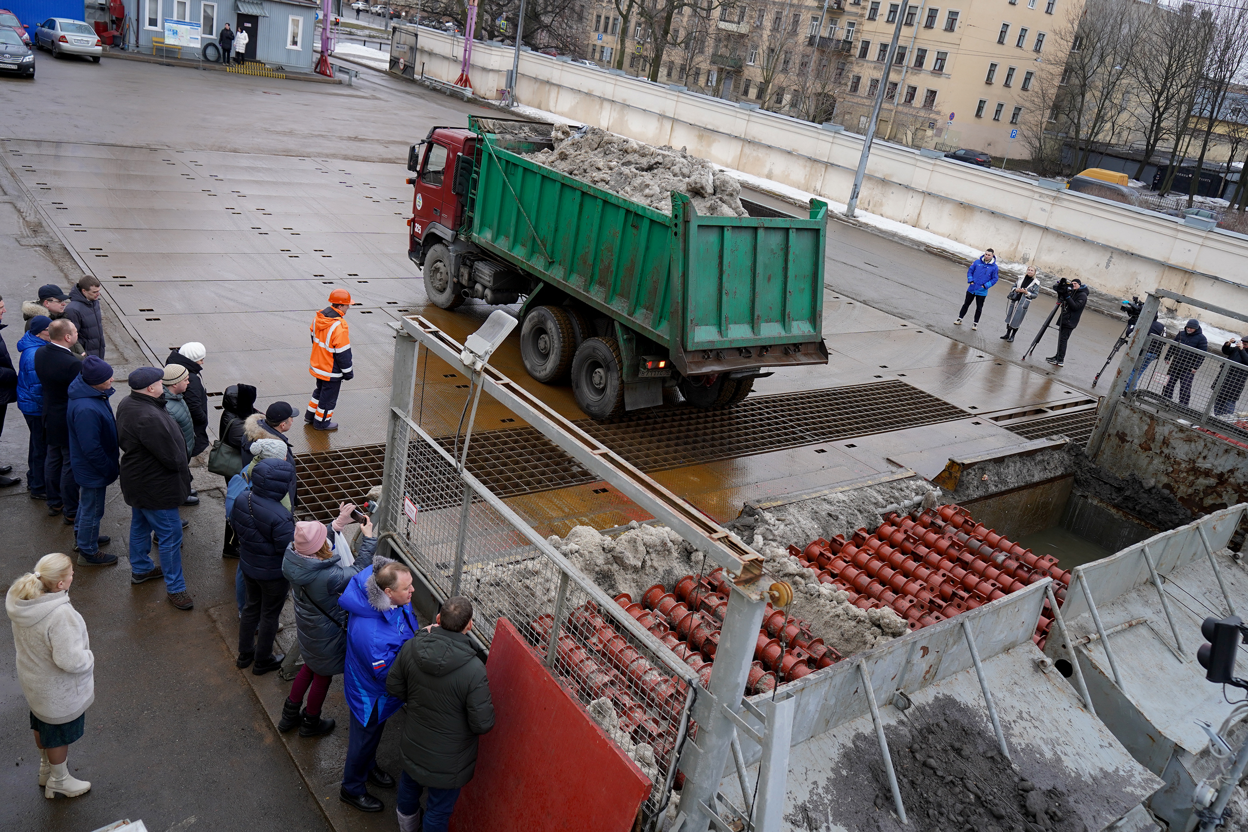 Депутаты ознакомились с организацией приема, складирования и утилизации снежных масс в Санкт-Петербурге