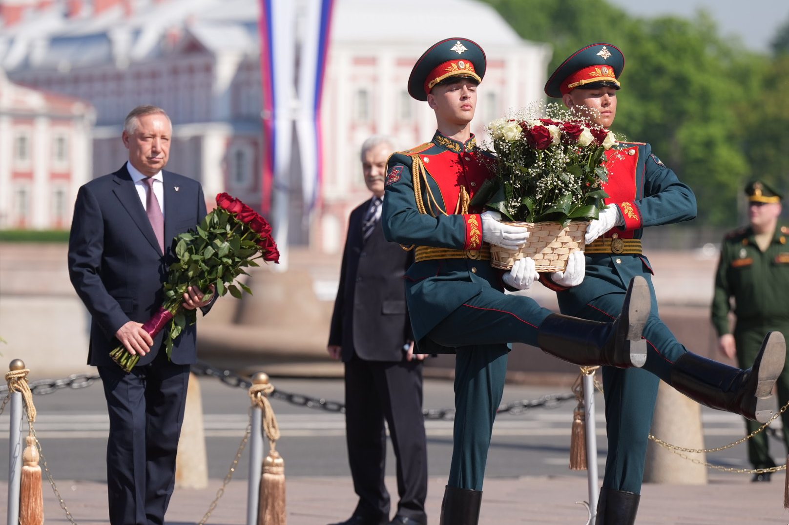 К Медному всаднику возложил цветы в честь дня основания Петербурга