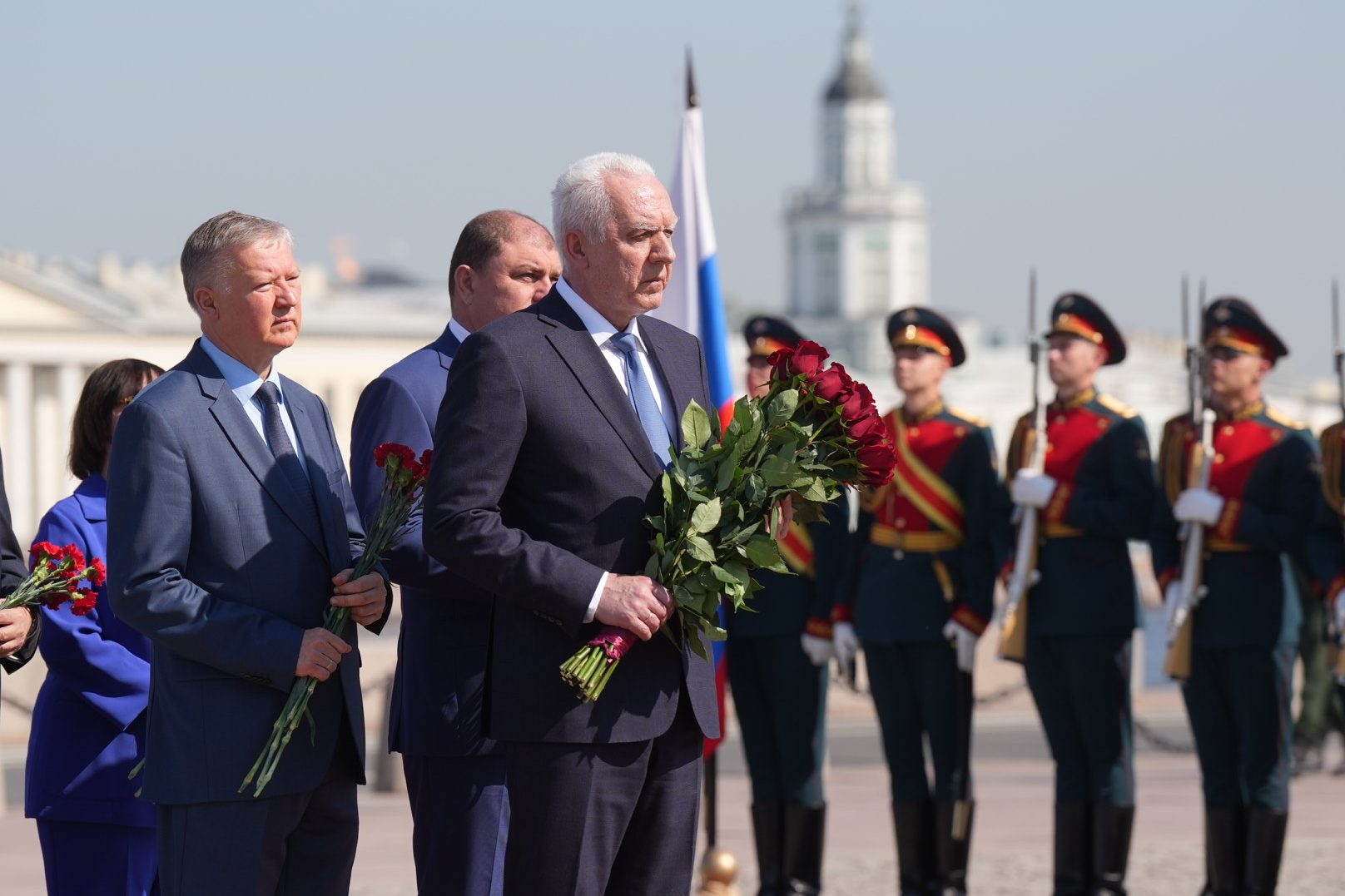 К Медному всаднику возложил цветы в честь дня основания Петербурга