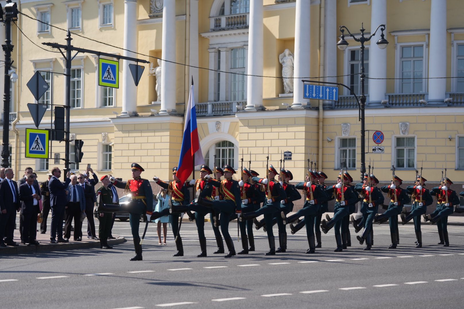 К Медному всаднику возложил цветы в честь дня основания Петербурга