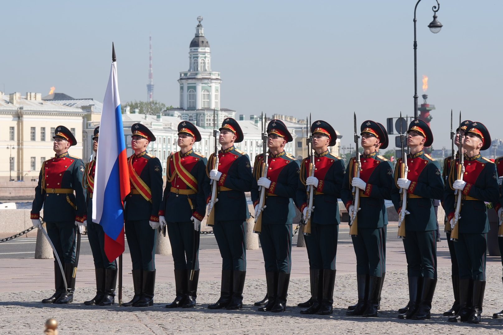 К Медному всаднику возложил цветы в честь дня основания Петербурга