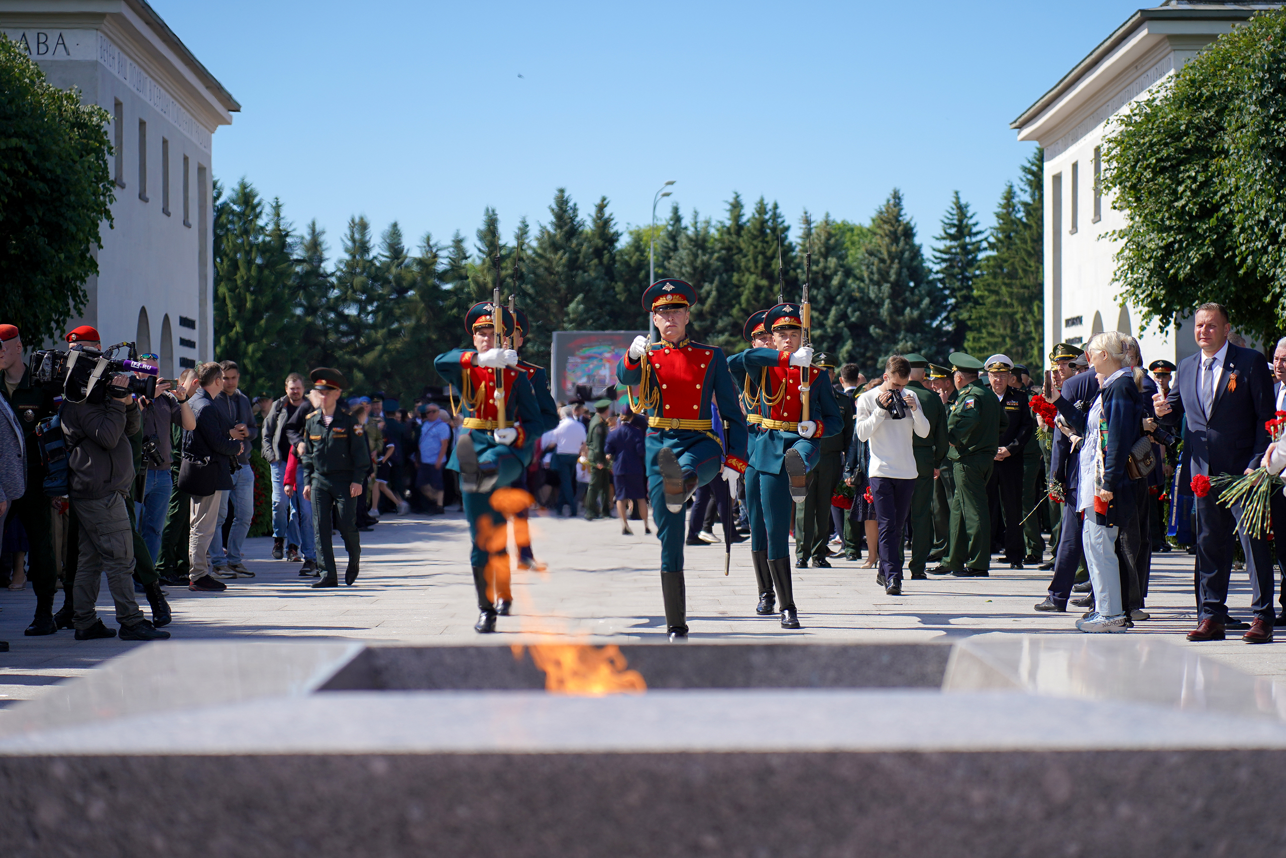 Память о подвиге: на Пискаревском кладбище почтили память павших в День памяти и скорби