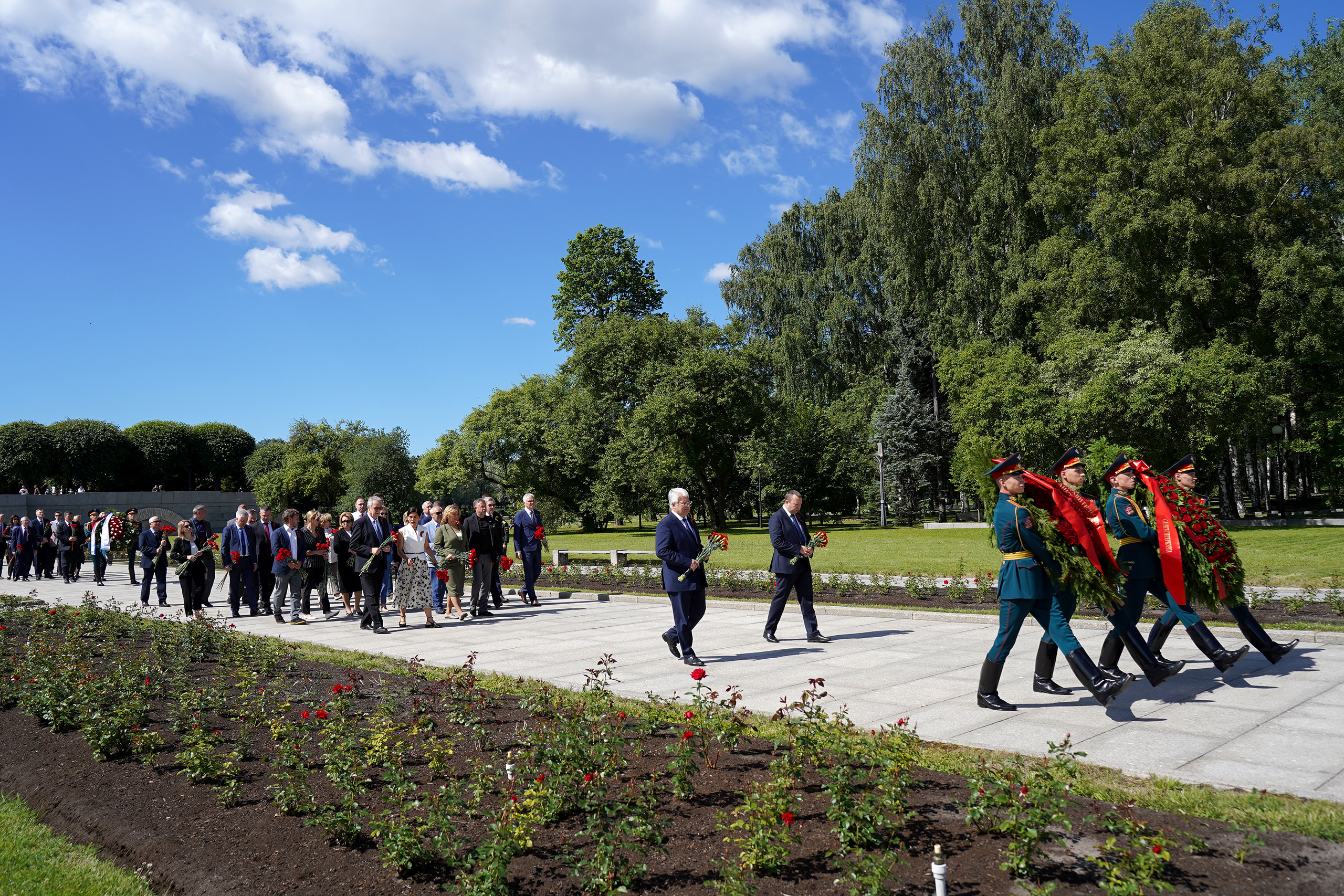 Память о подвиге: на Пискаревском кладбище почтили память павших в День памяти и скорби