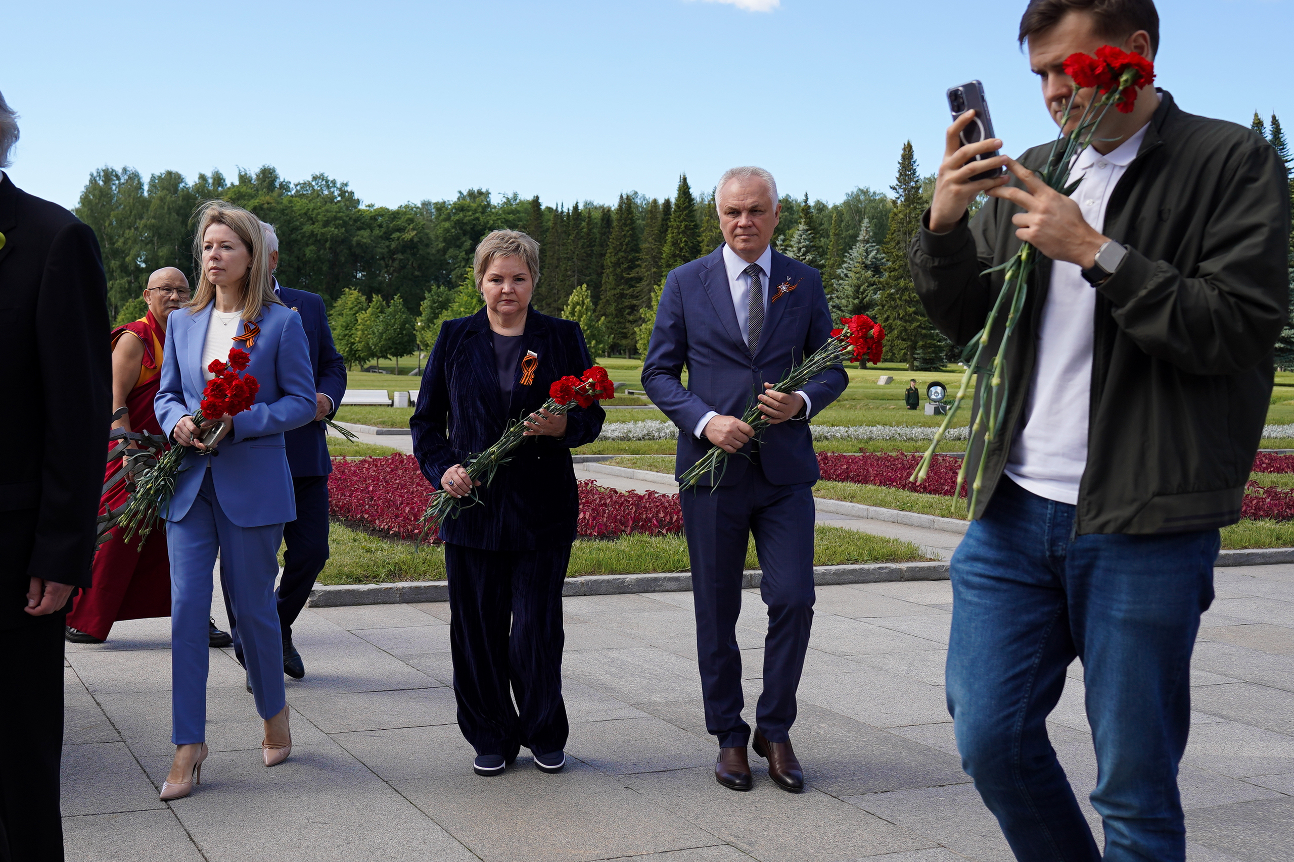 Память о подвиге: на Пискаревском кладбище почтили память павших в День памяти и скорби