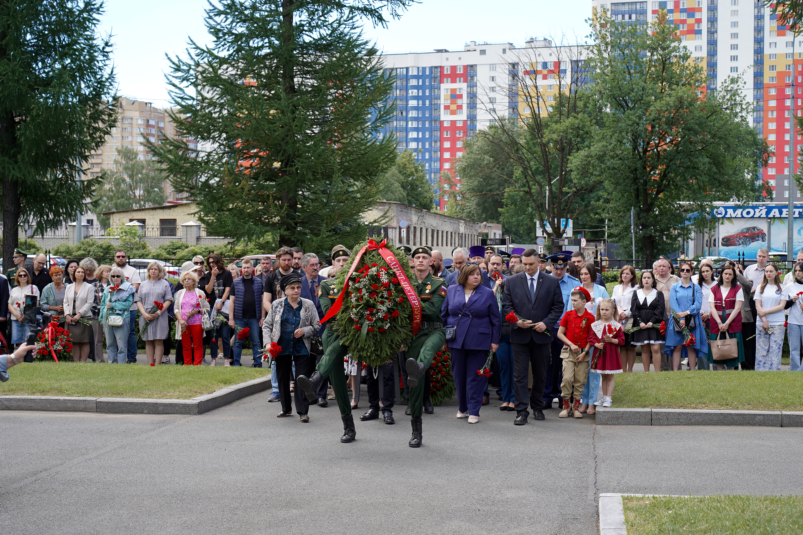 Память о подвиге: на Богословском кладбище почтили память защитников Ленинграда