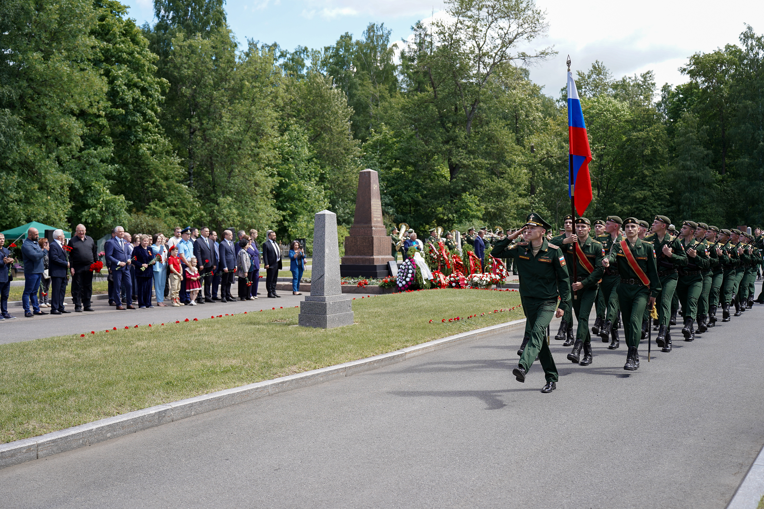 Память о подвиге: на Богословском кладбище почтили память защитников Ленинграда