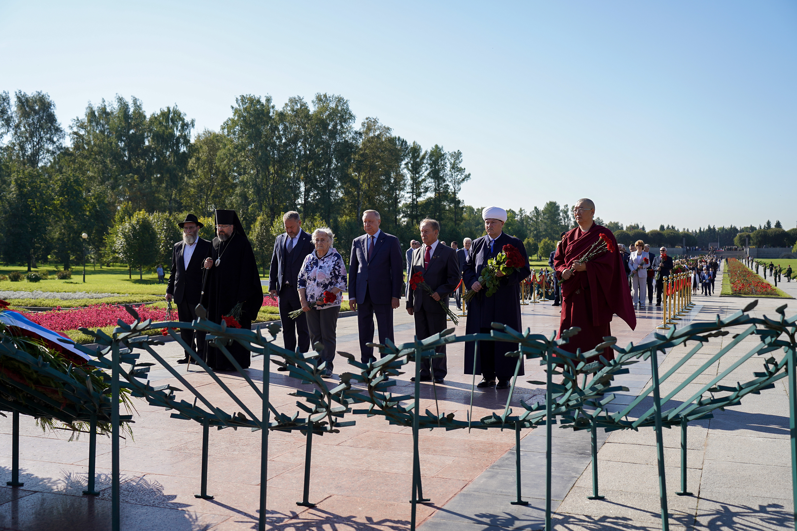 На Пискарёвском кладбище почтили память жертв блокады Ленинграда