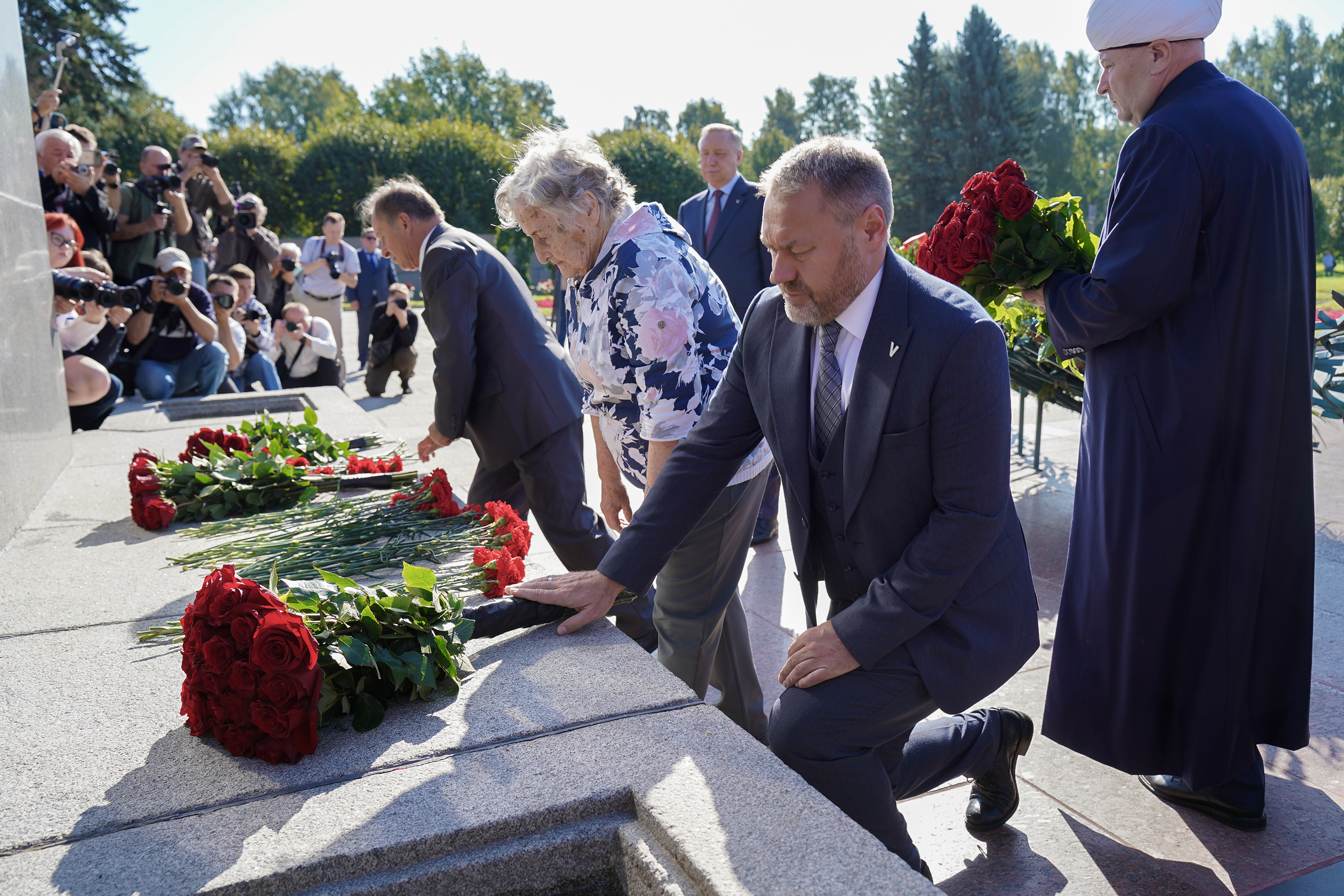 На Пискарёвском кладбище почтили память жертв блокады Ленинграда