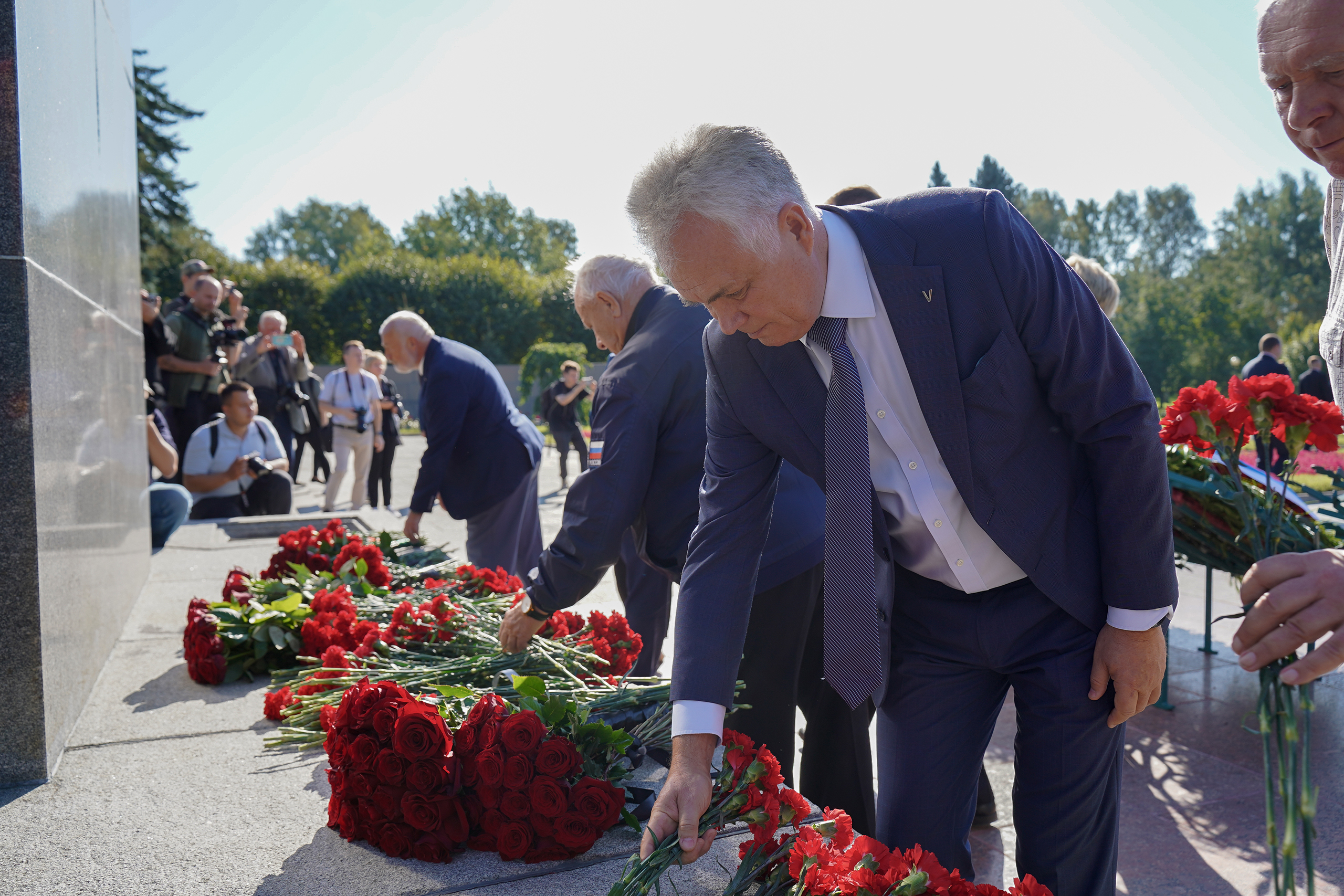 На Пискарёвском кладбище почтили память жертв блокады Ленинграда