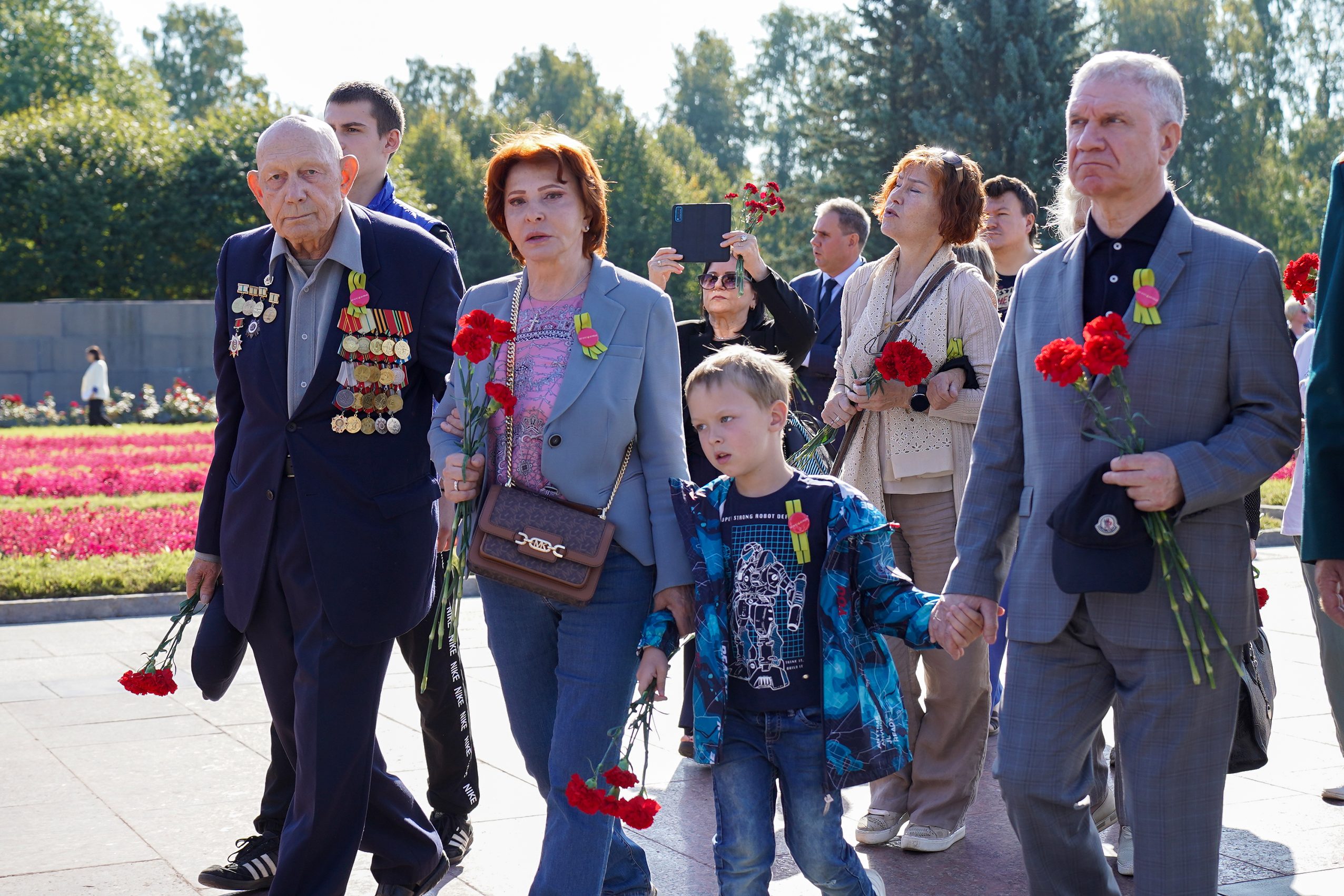 На Пискарёвском кладбище почтили память жертв блокады Ленинграда