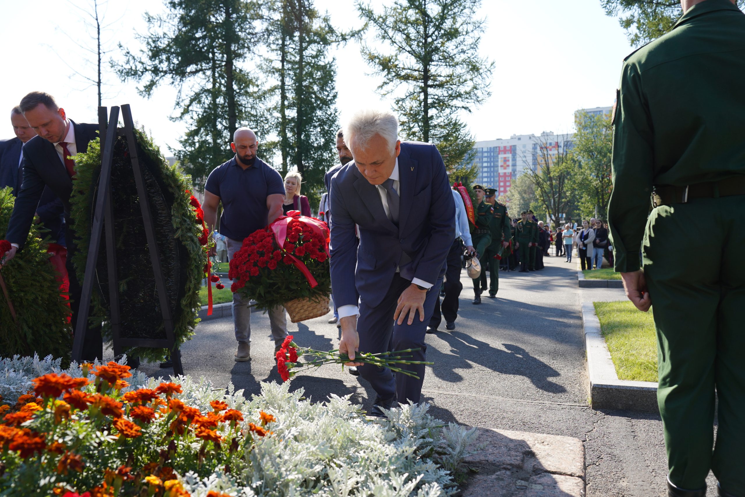 Владимир Носов на Богословском кладбище почтил память жертв блокады Ленинграда