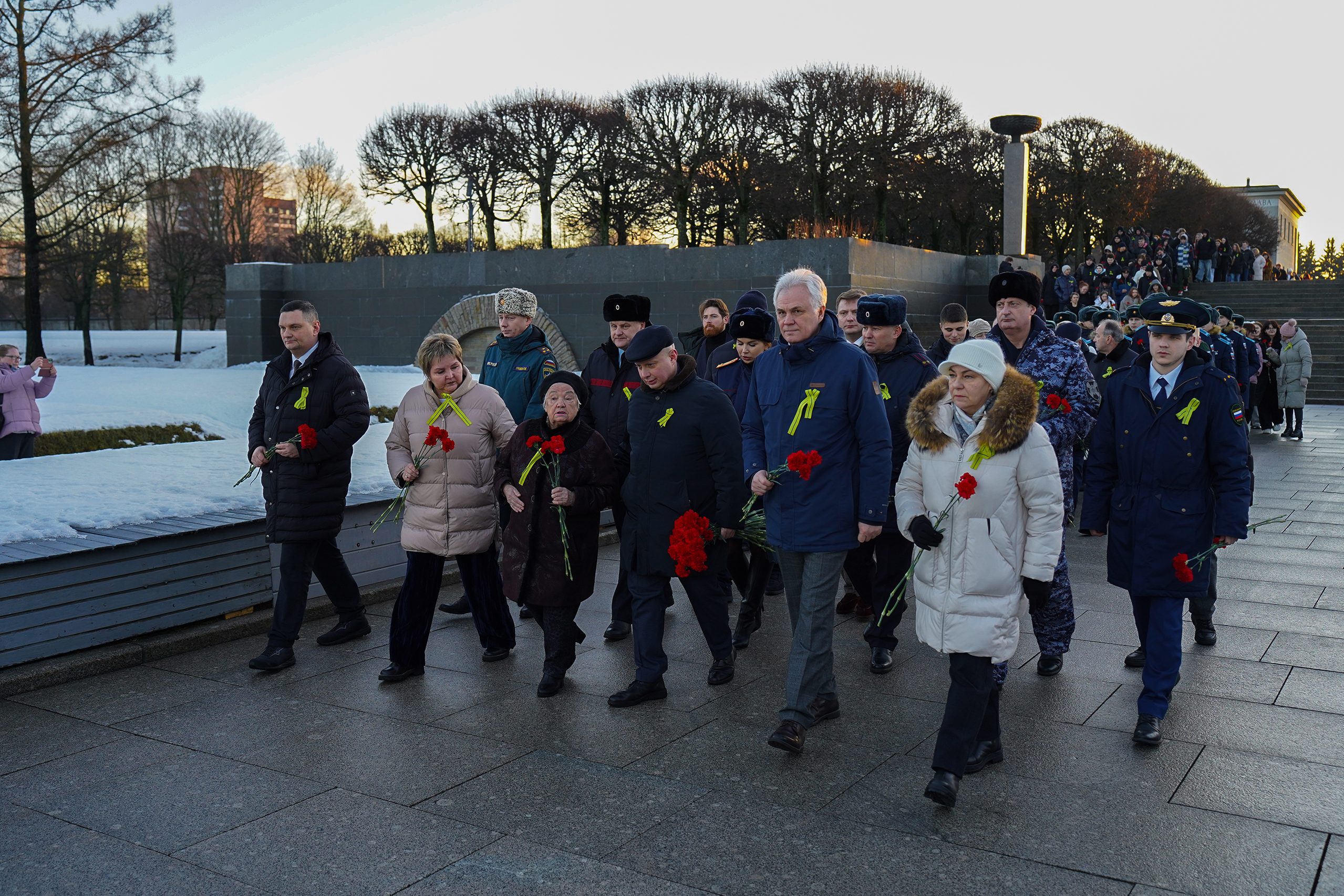 "МЫ ПОМНИМ": акция на Пискаревском мемориале в годовщину прорыва блокады Ленинграда