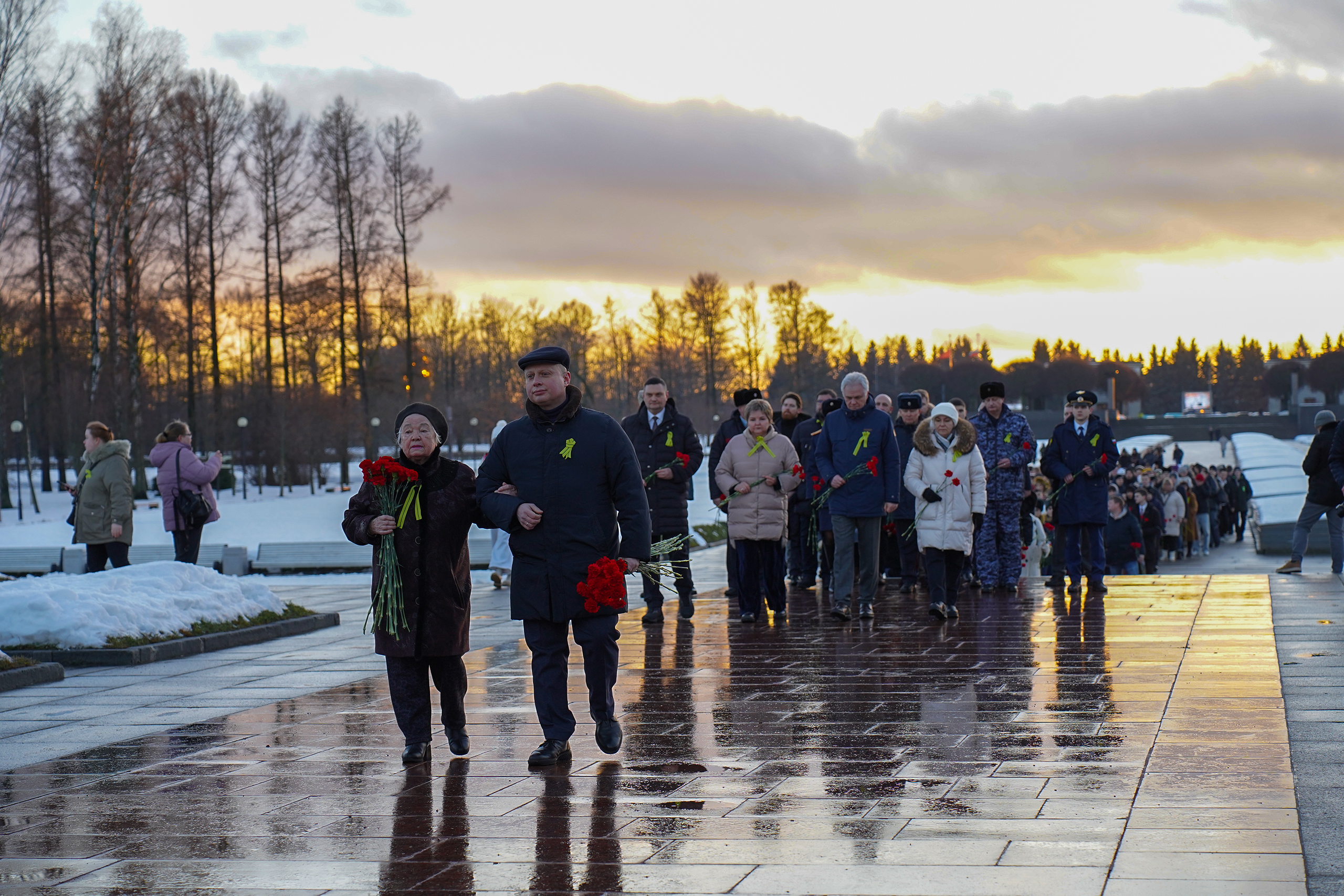 "МЫ ПОМНИМ": акция на Пискаревском мемориале в годовщину прорыва блокады Ленинграда