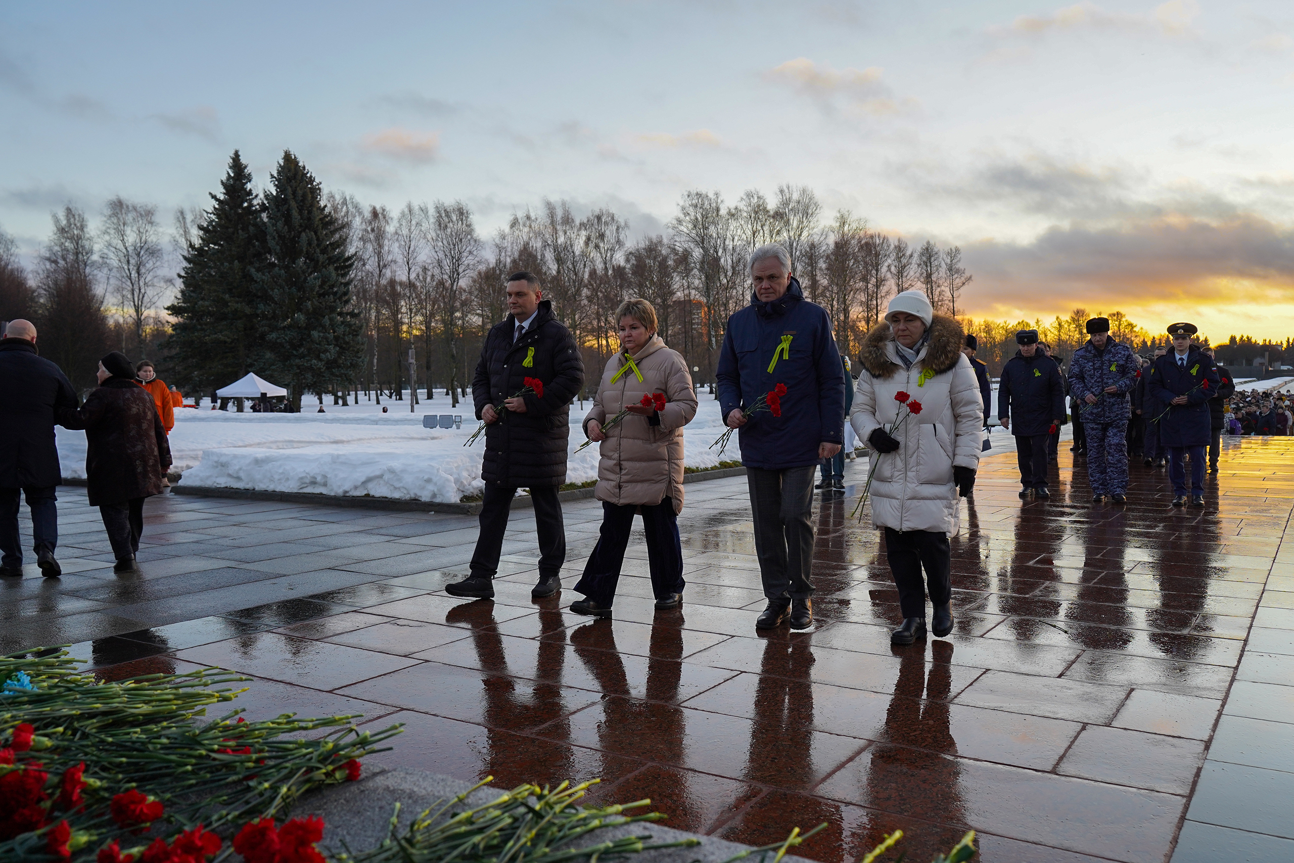 "МЫ ПОМНИМ": акция на Пискаревском мемориале в годовщину прорыва блокады Ленинграда