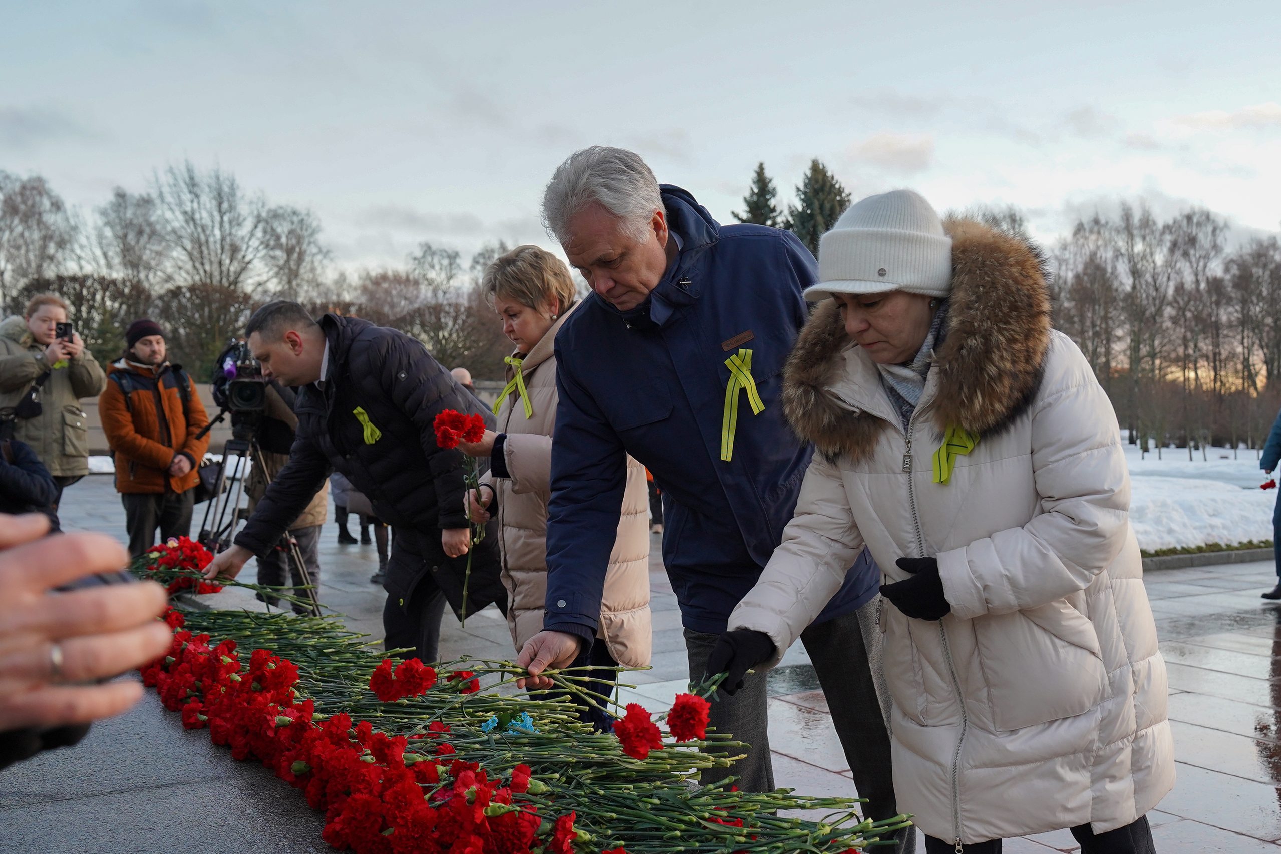 "МЫ ПОМНИМ": акция на Пискаревском мемориале в годовщину прорыва блокады Ленинграда