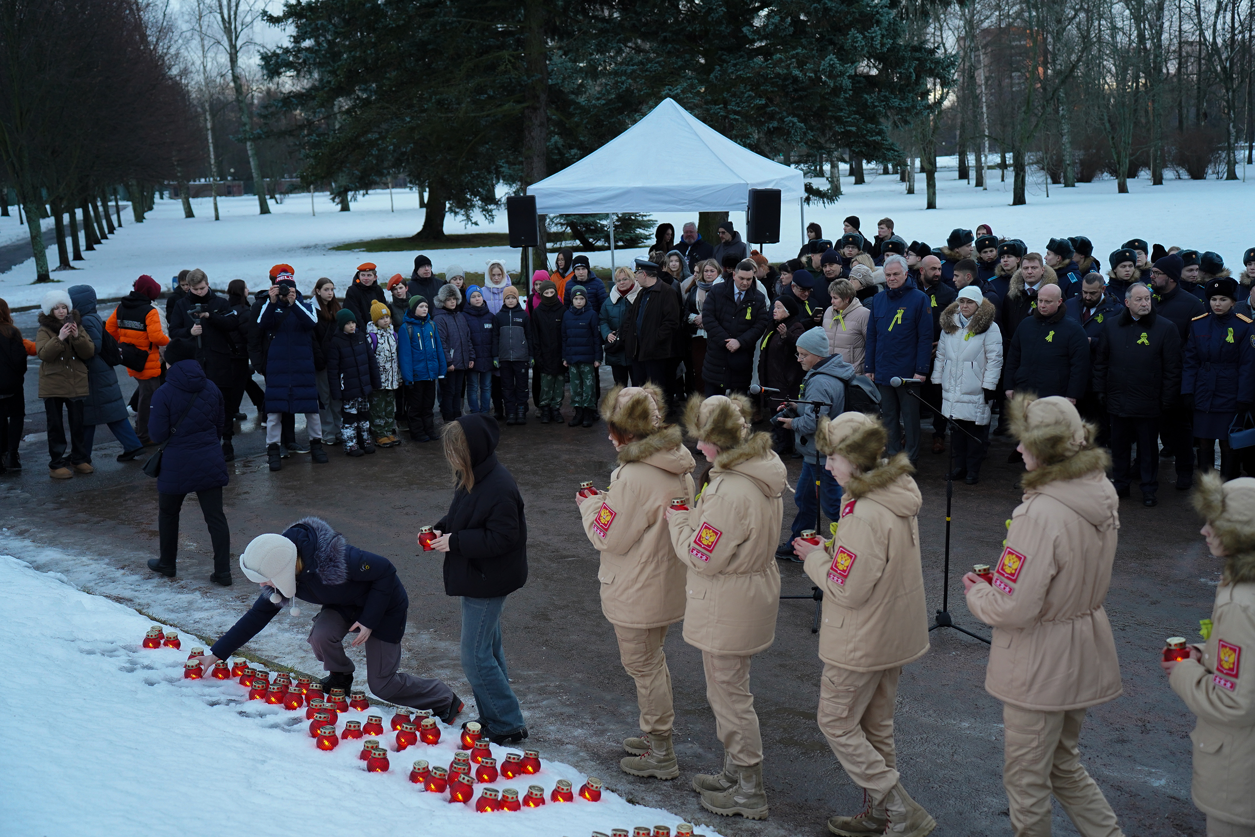 "МЫ ПОМНИМ": акция на Пискаревском мемориале в годовщину прорыва блокады Ленинграда