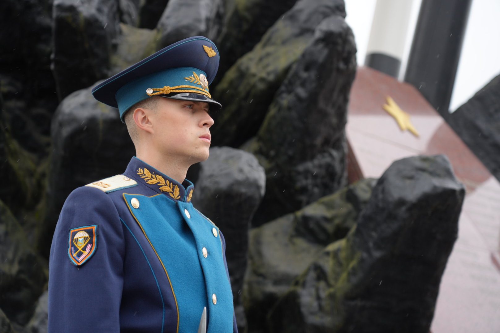 Псков чтит память героев: Автопробег "Дорогами Победы" возложил цветы к памятнику 6-й Роте