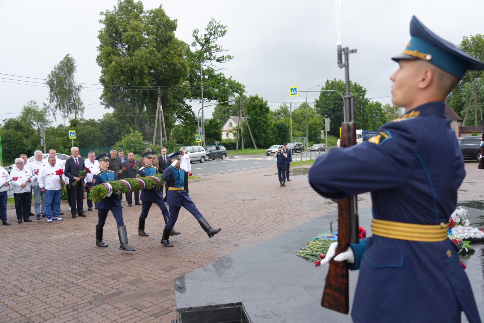 Псков чтит память героев: Автопробег "Дорогами Победы" возложил цветы к памятнику 6-й Роте