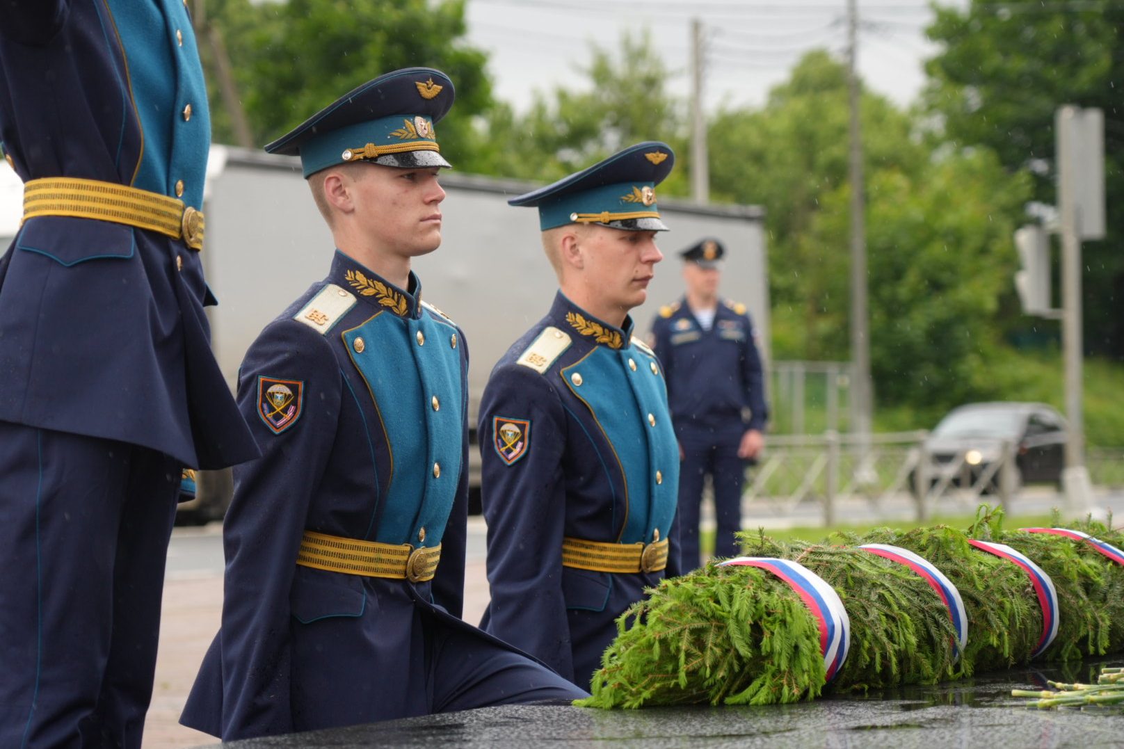 Псков чтит память героев: Автопробег "Дорогами Победы" возложил цветы к памятнику 6-й Роте