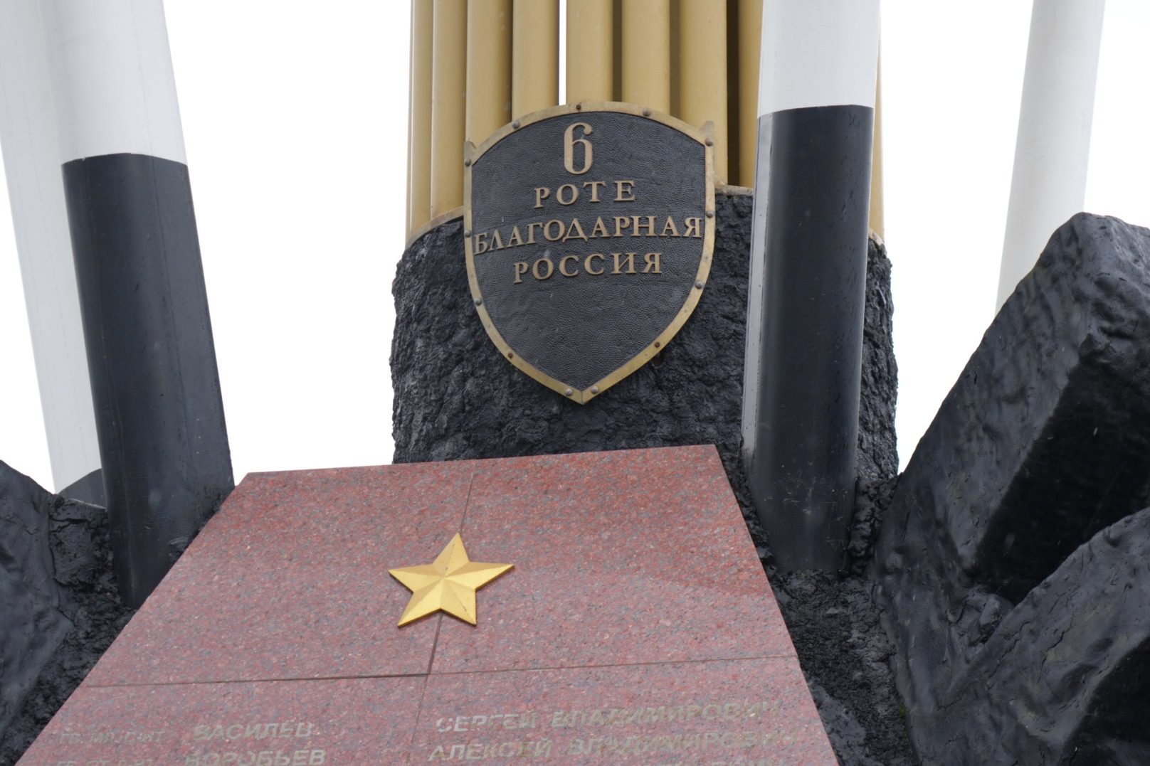 Псков чтит память героев: Автопробег "Дорогами Победы" возложил цветы к памятнику 6-й Роте