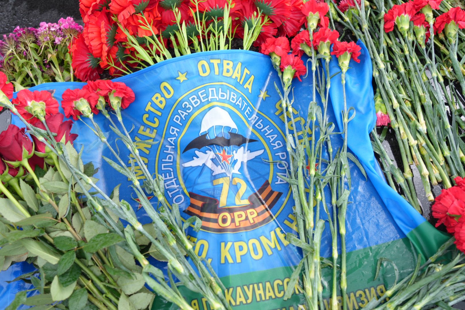 Псков чтит память героев: Автопробег "Дорогами Победы" возложил цветы к памятнику 6-й Роте
