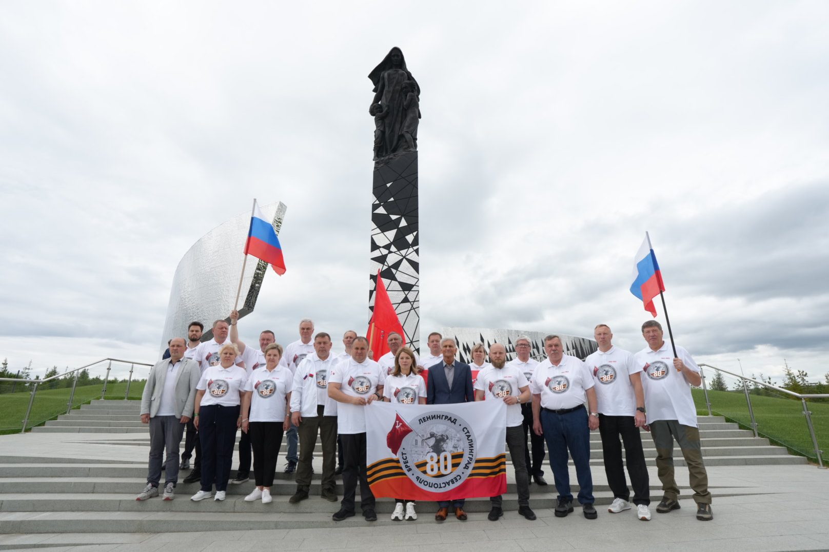 Память о жертвах нацистского геноцида почтили в Гатчинском районе