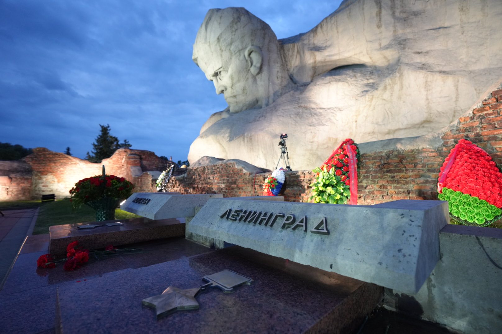 Память защитников Брестской крепости почтили в Мемориальном комплексе «Брестская крепость – герой»