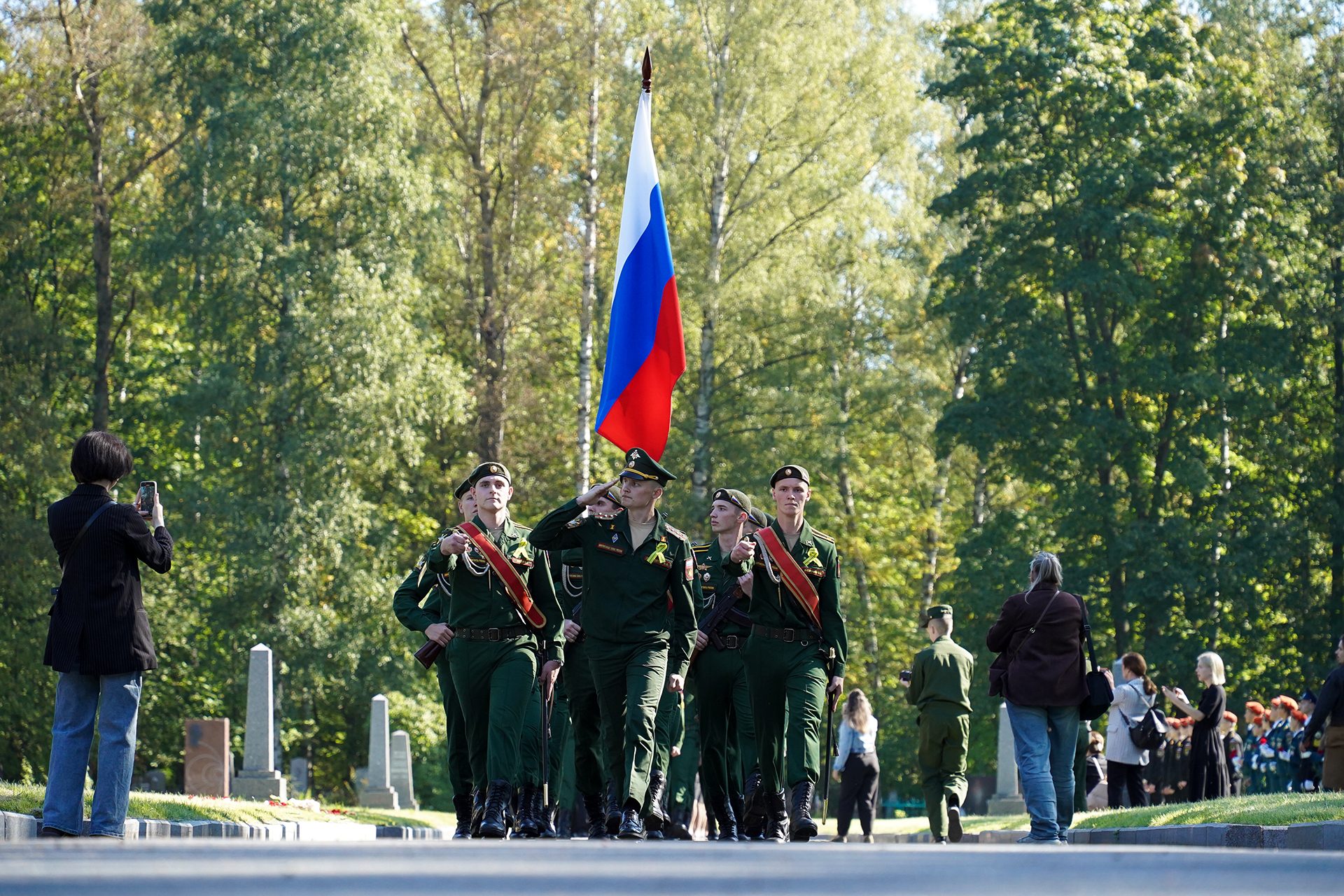 На Богословском кладбище почтили память жертв блокады Ленинграда