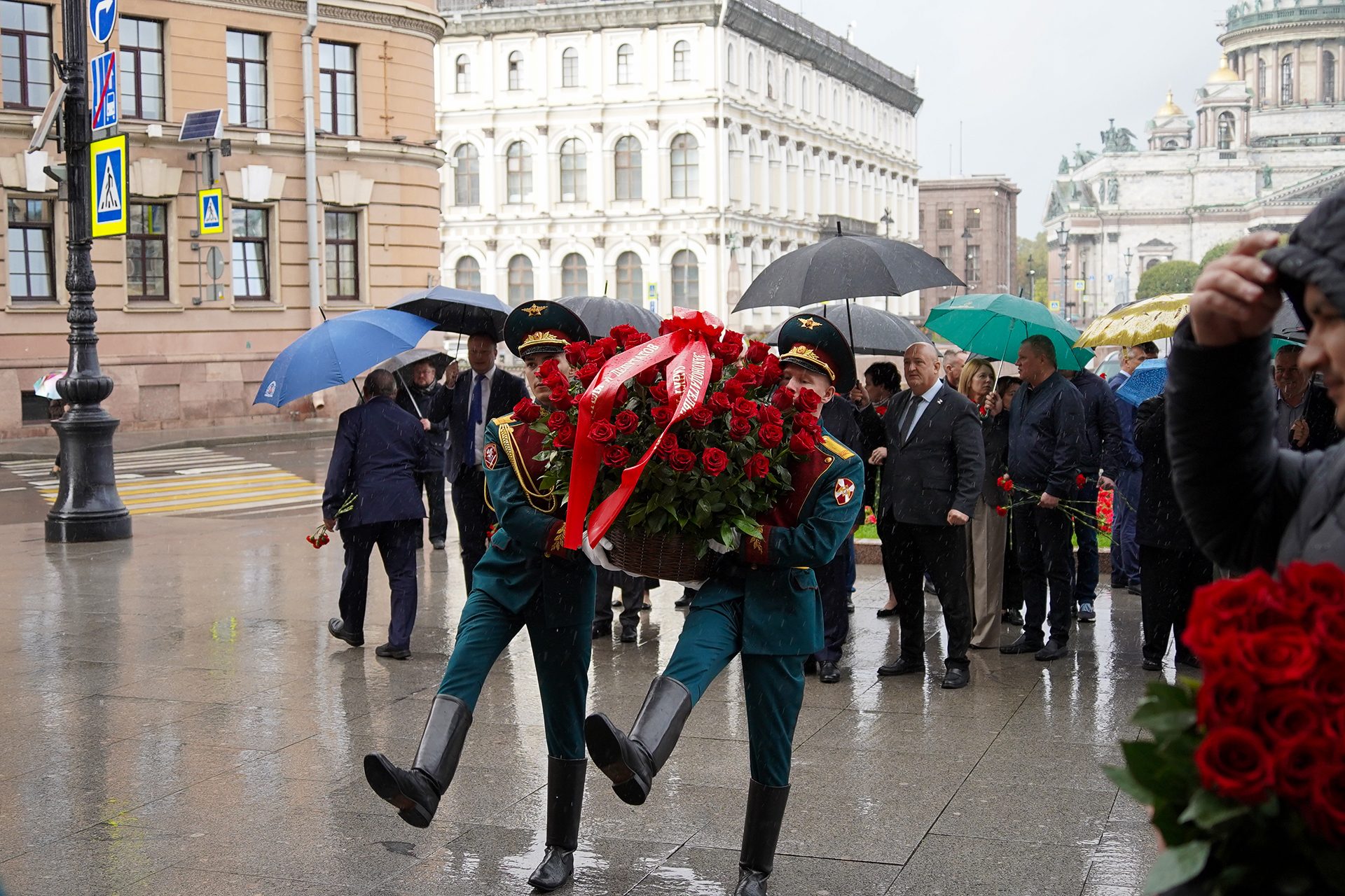Депутаты возложили цветы к мемориальной доске Ленинградской армии народного ополчения Депутаты возложили цветы к мемориальной доске Ленинградской армии народного ополчения