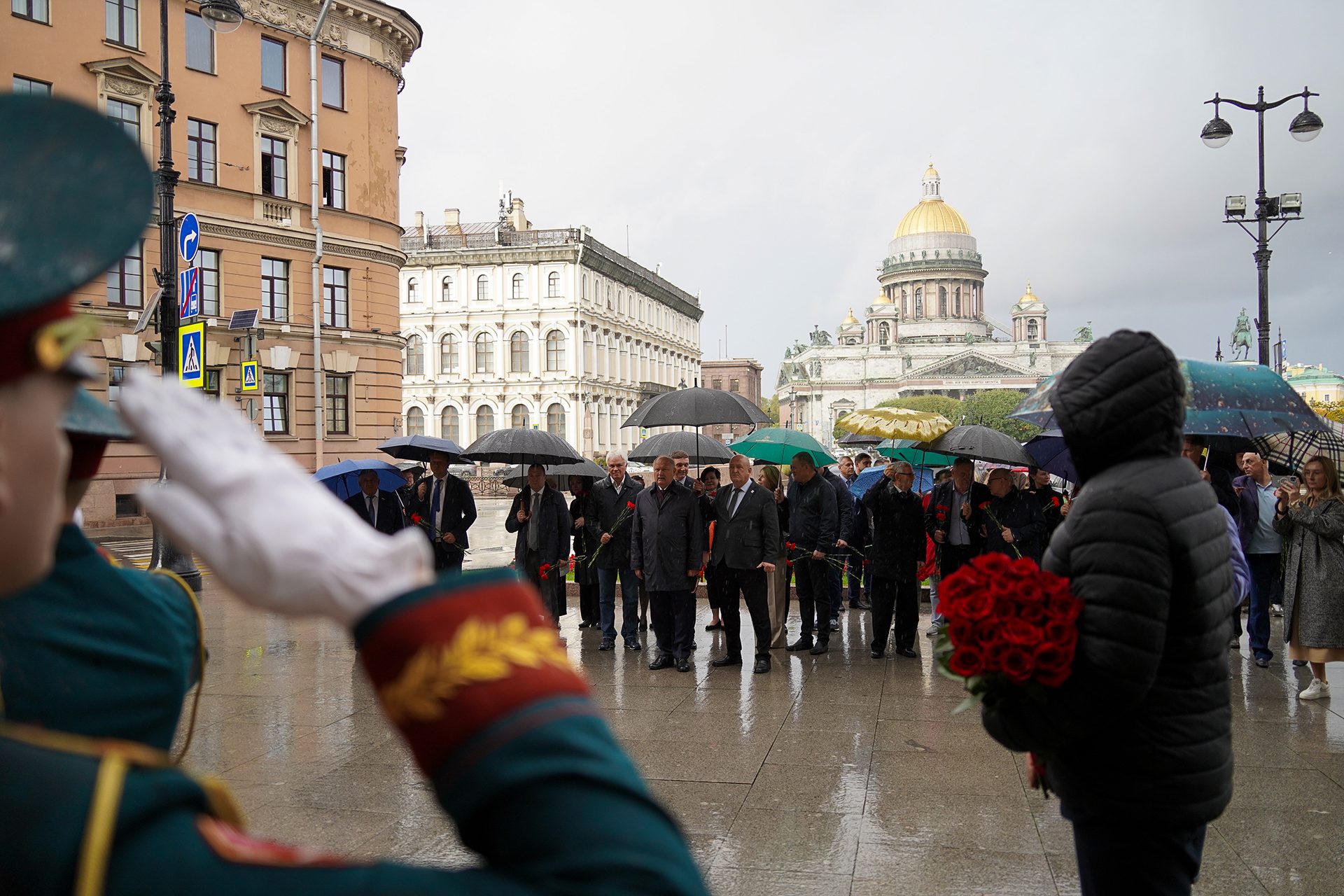 Депутаты возложили цветы к мемориальной доске Ленинградской армии народного ополчения Депутаты возложили цветы к мемориальной доске Ленинградской армии народного ополчения