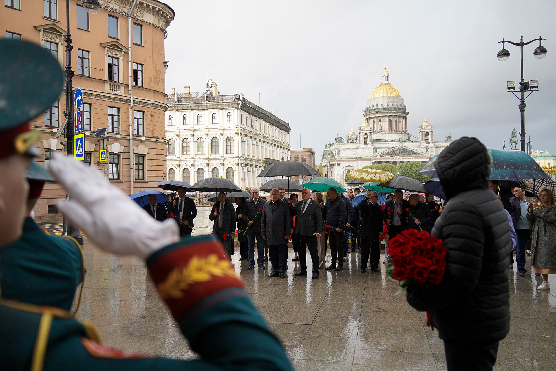 Депутаты возложили цветы к мемориальной доске Ленинградской армии народного ополчения