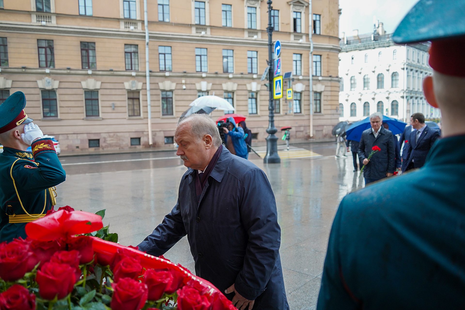 Депутаты возложили цветы к мемориальной доске Ленинградской армии народного ополчения Депутаты возложили цветы к мемориальной доске Ленинградской армии народного ополчения