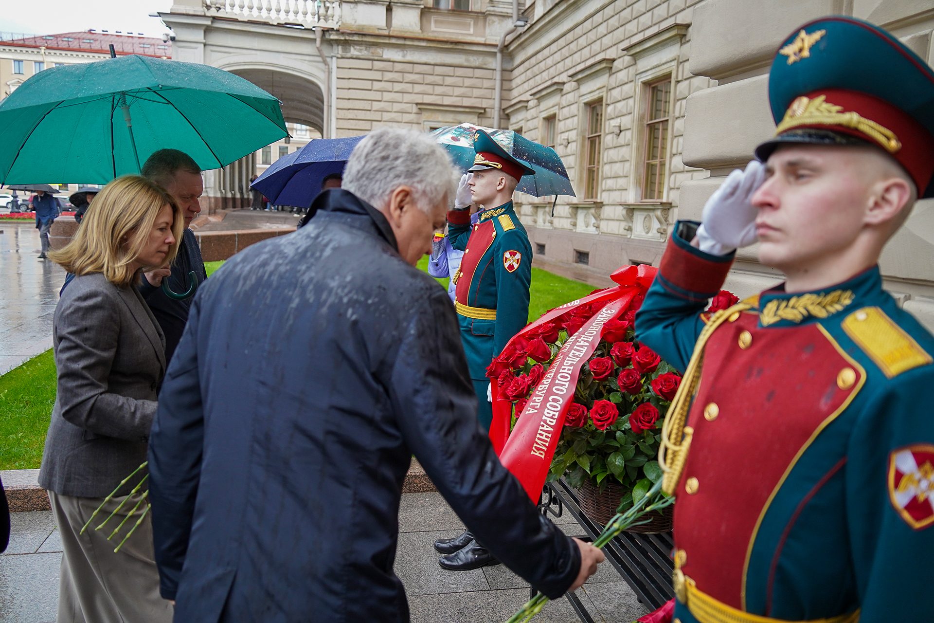 Депутаты возложили цветы к мемориальной доске Ленинградской армии народного ополчения Депутаты возложили цветы к мемориальной доске Ленинградской армии народного ополчения