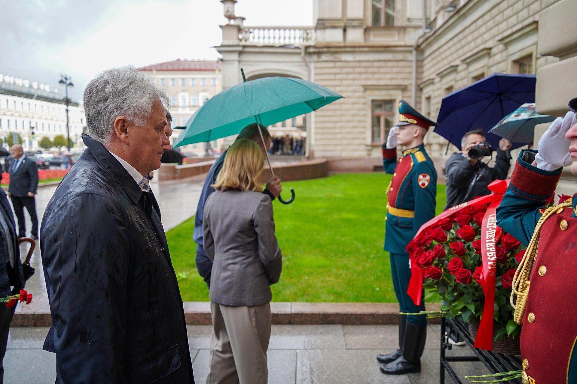 Депутаты возложили цветы к мемориальной доске Ленинградской армии народного ополчения Депутаты возложили цветы к мемориальной доске Ленинградской армии народного ополчения