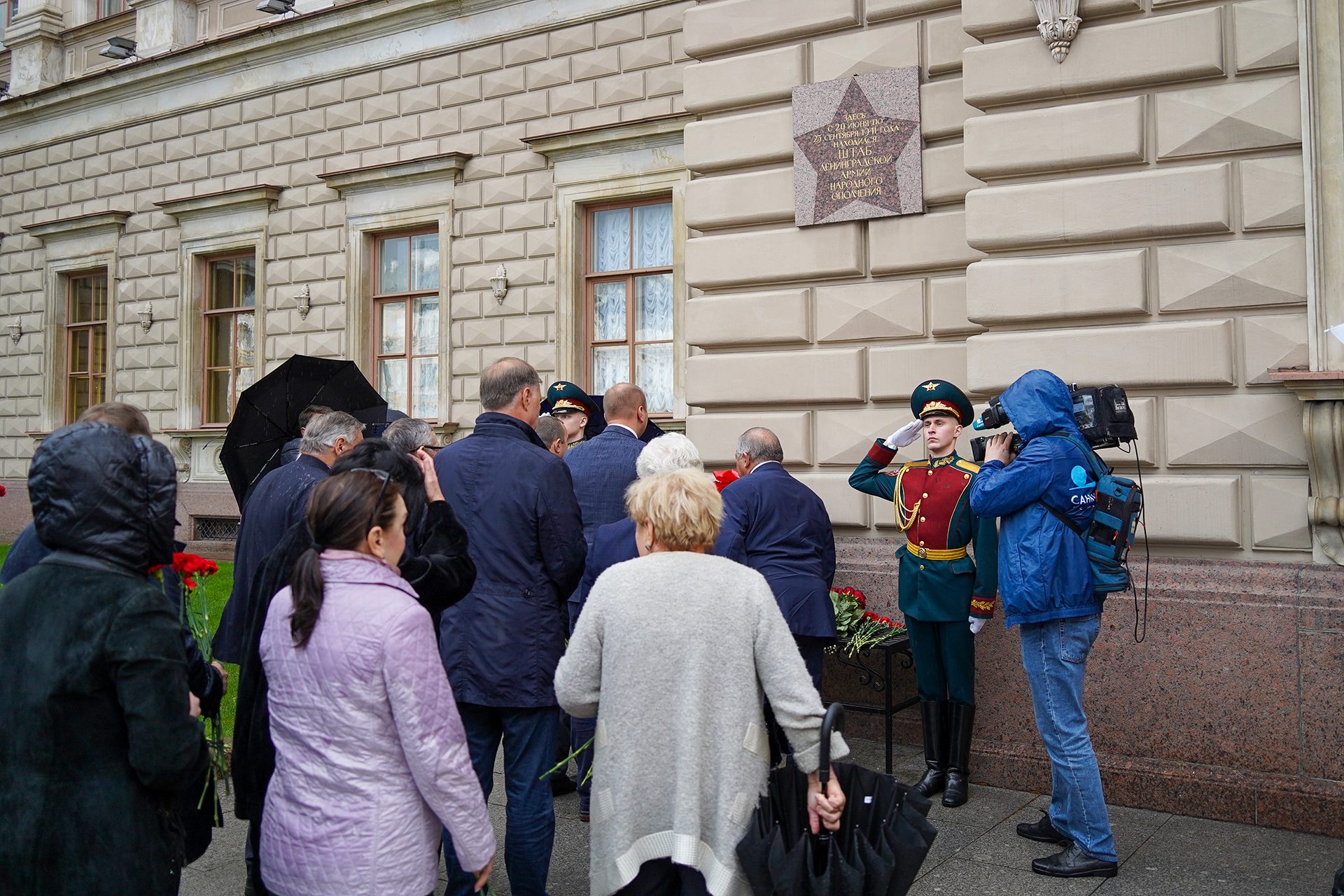 Депутаты возложили цветы к мемориальной доске Ленинградской армии народного ополчения Депутаты возложили цветы к мемориальной доске Ленинградской армии народного ополчения